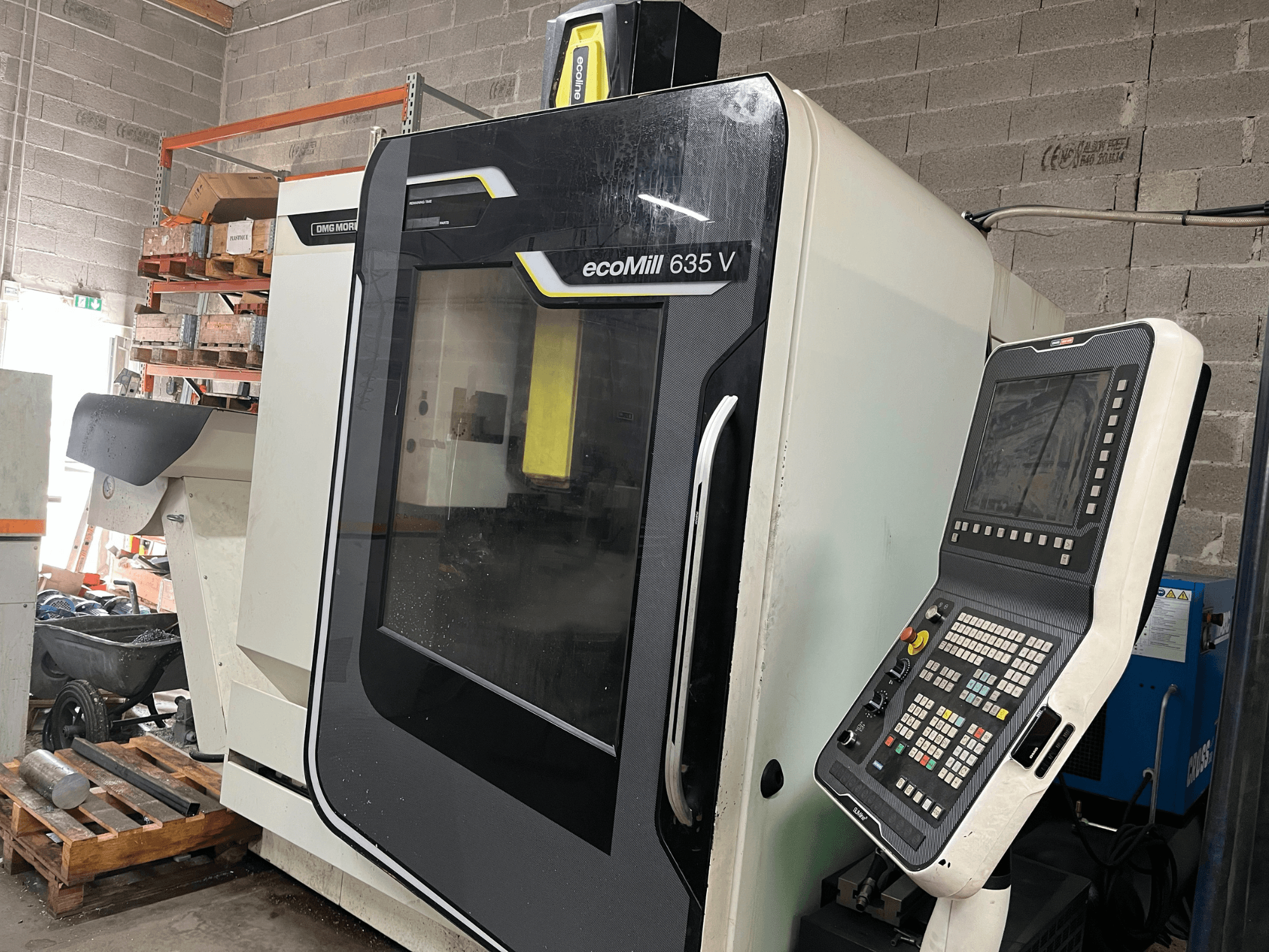 EcoMill 635 V CNC-jyrsinkone, etukuva, jossa on ohjauspaneeli painikkeilla, sijaitsee teollisessa työtilassa.