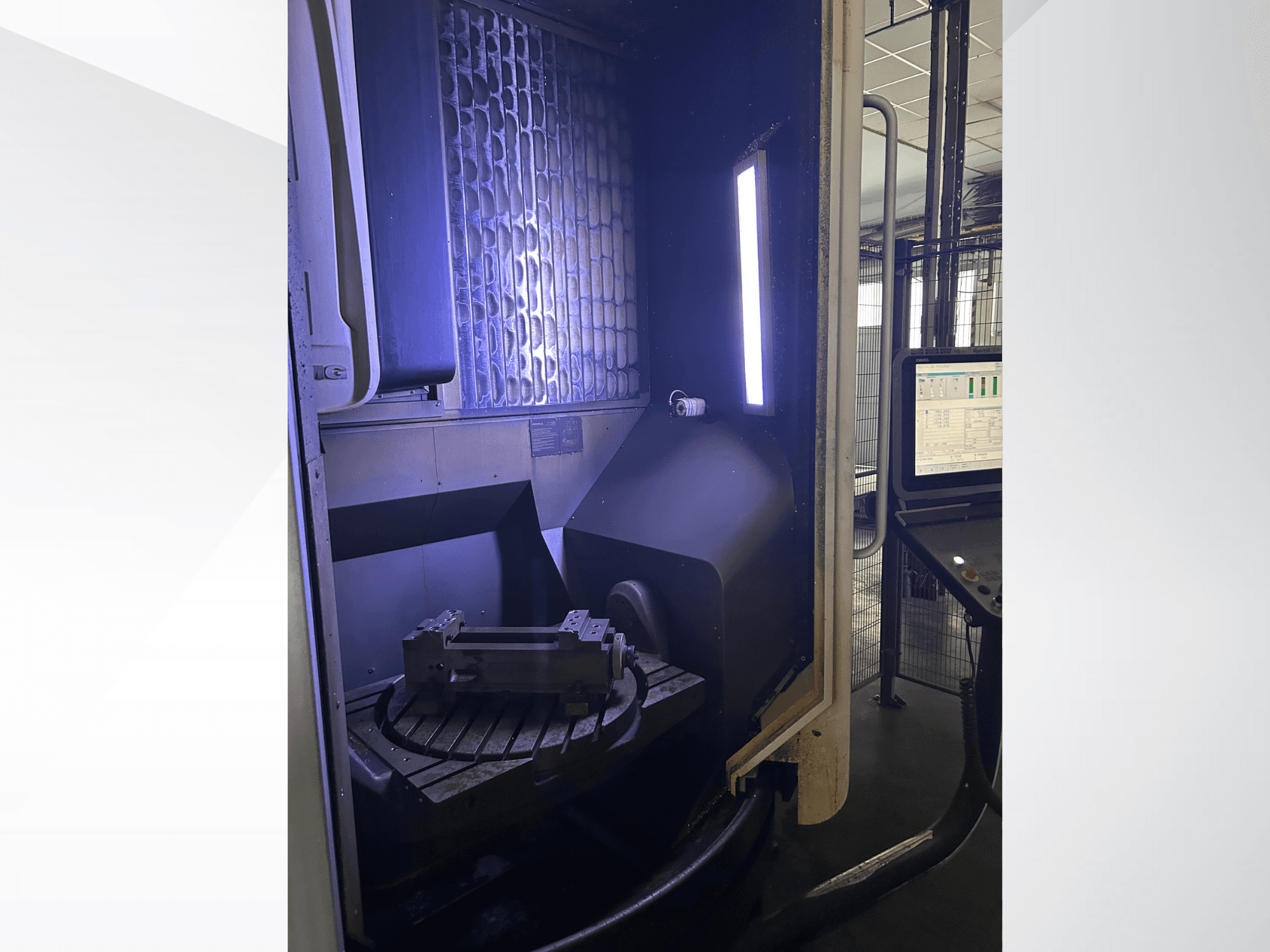 DMG MORI DMU 65 MonoBlock -pystykoneistuskeskus, etunäkymä, jossa näkyy pyörivä pöytä työkappaleen kanssa sekä ohjauspaneeli.