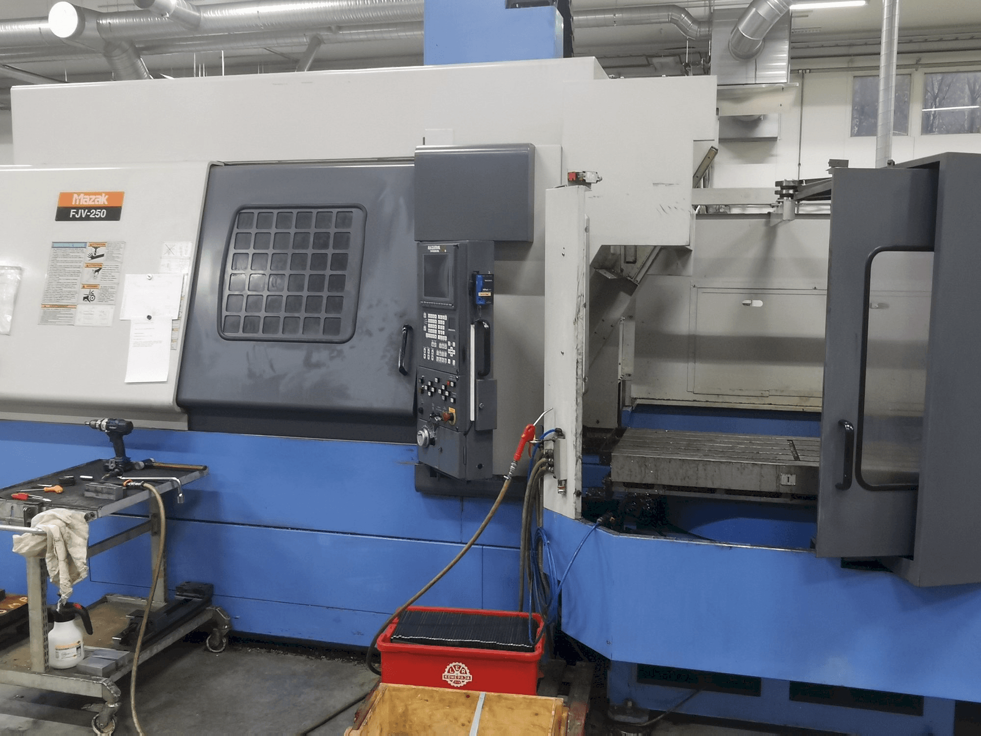 Koneen Mazak FJV250 etunäkymä