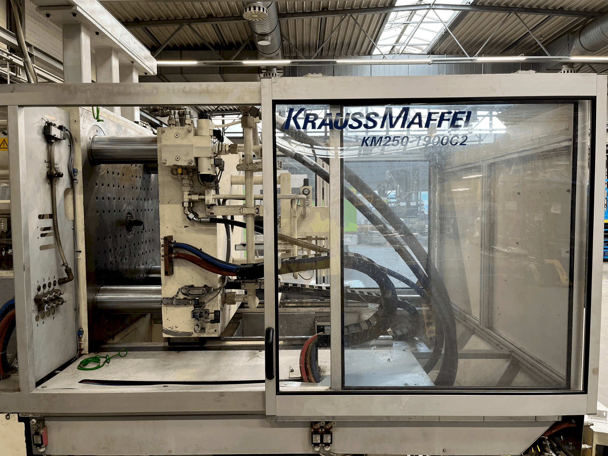 Koneen Krauss Maffei 250-1900 C2 etunäkymä