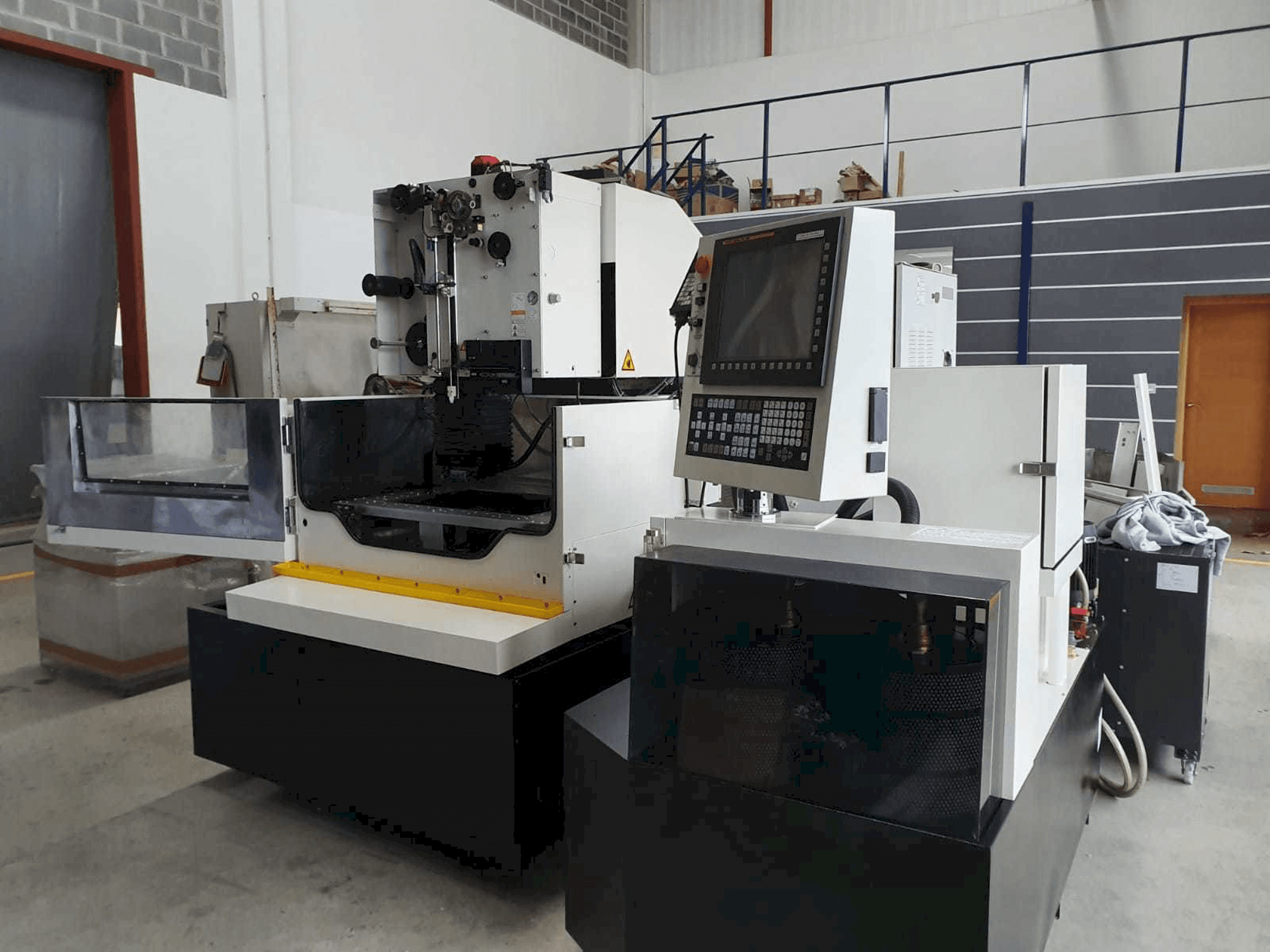 Koneen FANUC Robocut α-1iE etunäkymä