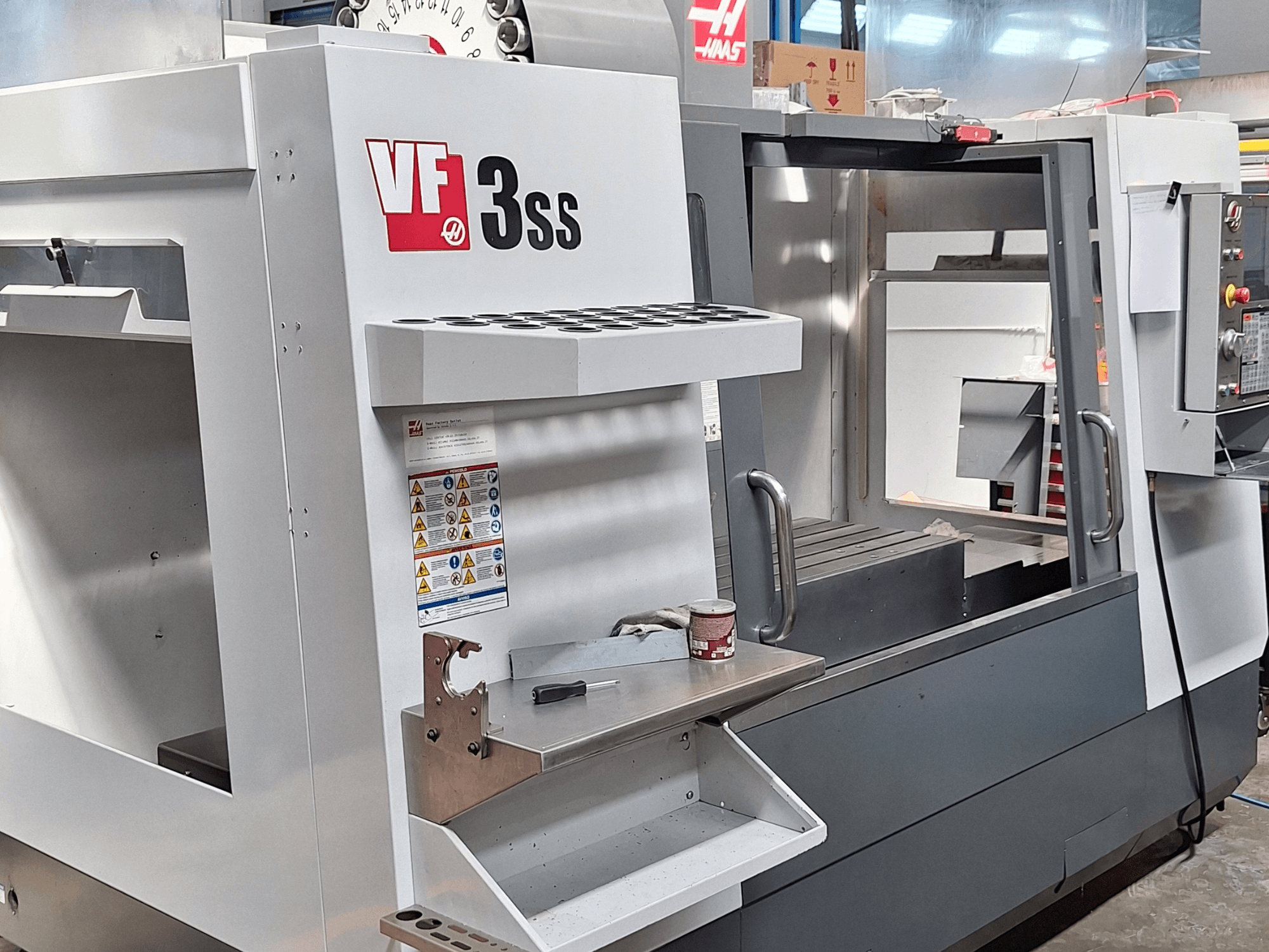 Haas VF-3SS -pystytyöstökeskus, etukuva, jossa näkyy ohjauspaneeli, työkalunpidin ja työskentelyalue.