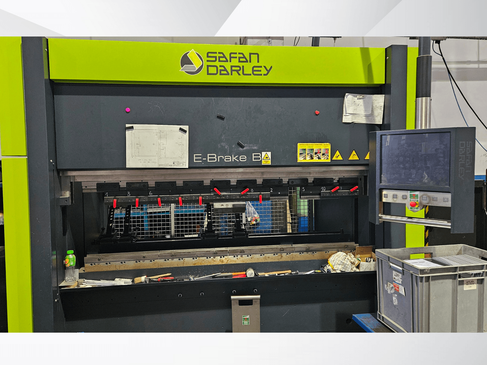 Safan Darley E-Brake B4 hydraulinen puristusjarru edestä, jossa on hallintalaitteet, suojukset ja erilaiset puristimet.