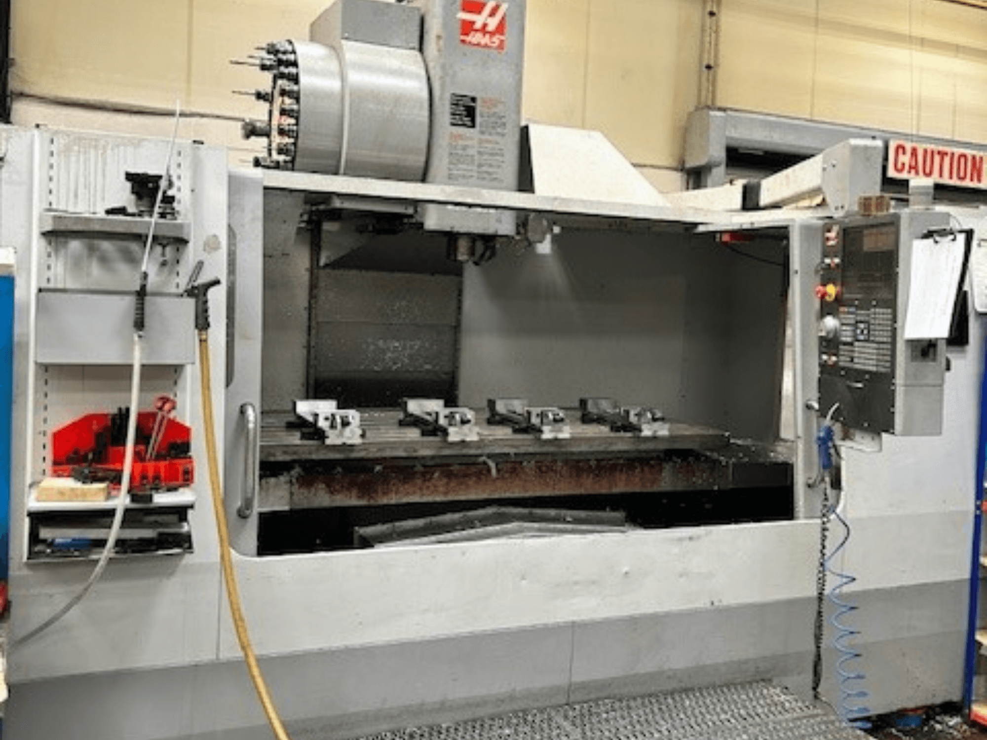 HAAS VF-9/40HE -pystytyöstökeskus, etukuva, työkalunpidin ja lisävarusteet näkyvissä sivulla.