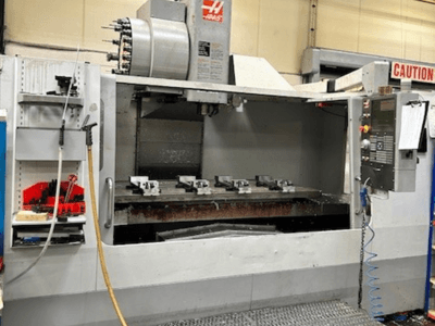 HAAS VF-9/40HE -pystytyöstökeskus, etukuva, työkalunpidin ja lisävarusteet näkyvissä sivulla.