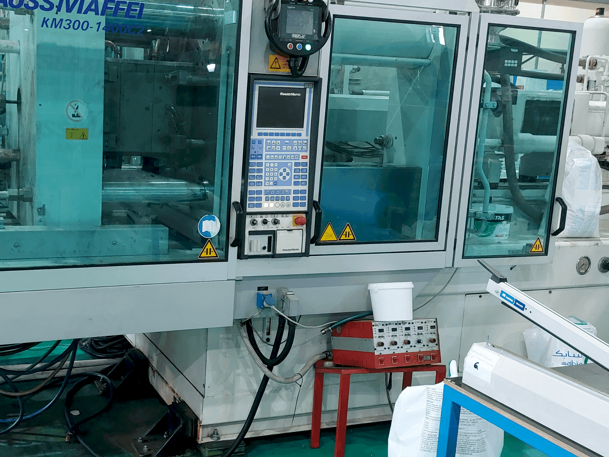 Koneen Krauss Maffei 300 – 1400 C2 etunäkymä