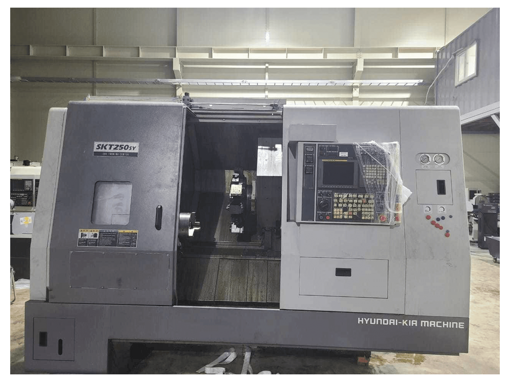 Koneen Hyundai Kia SKT250SY etunäkymä