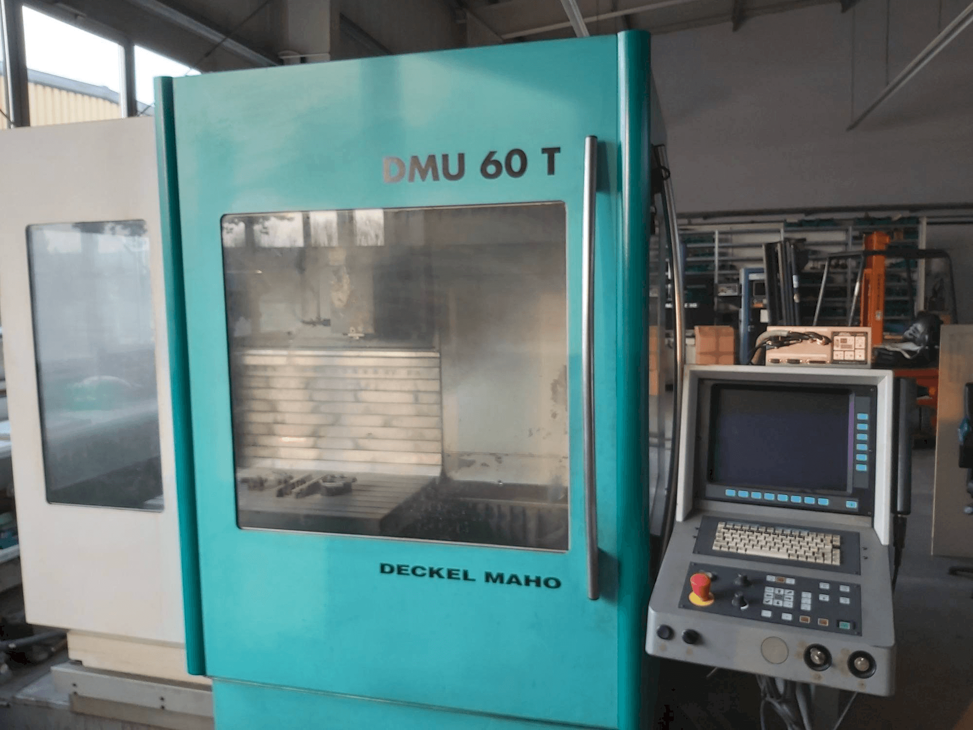 Koneen DECKEL MAHO DMU 60 T etunäkymä