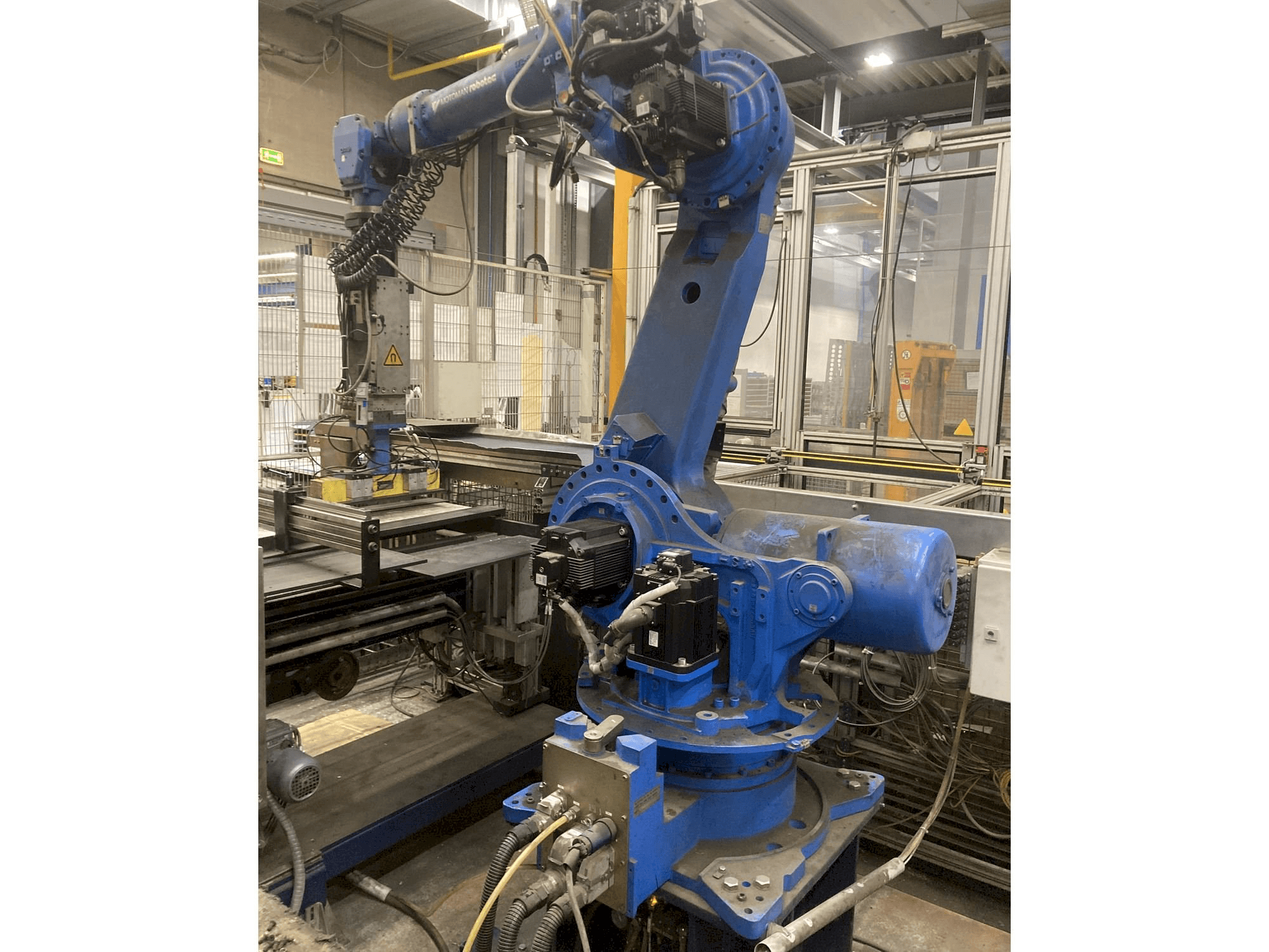 Koneen Yaskawa Motoman ES165 etunäkymä