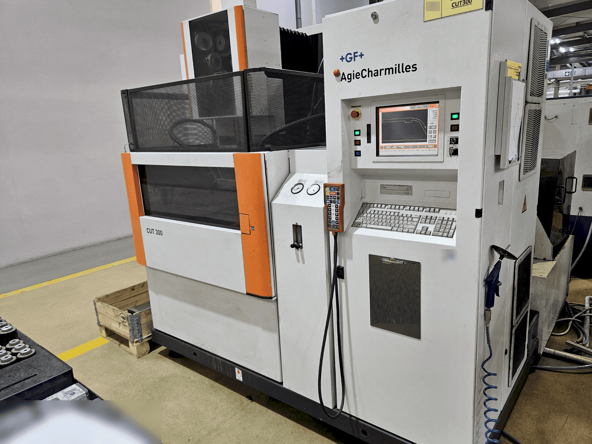 Koneen AgieCharmilles CUT 300 etunäkymä