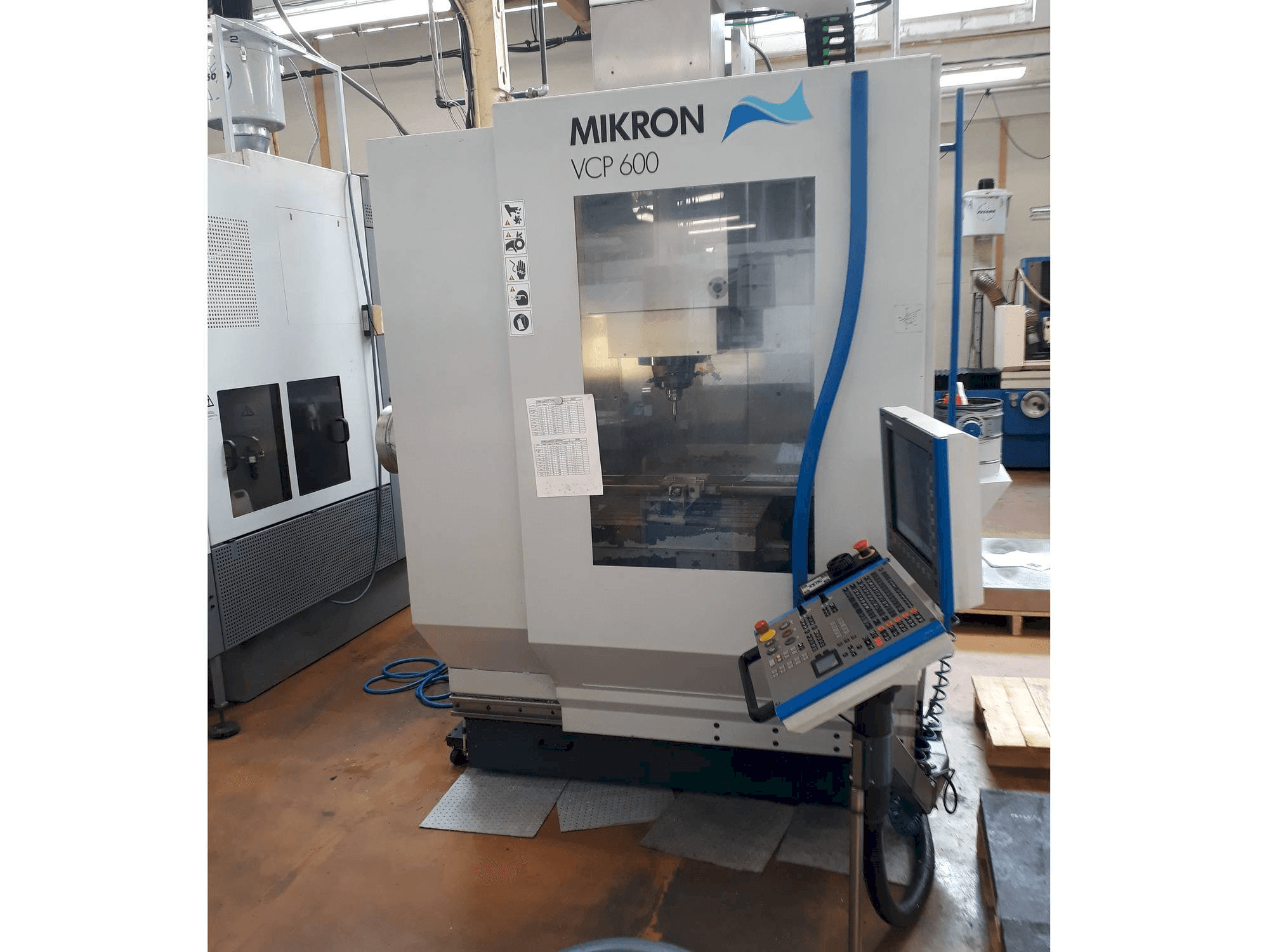 Koneen MIKRON VCP 600 etunäkymä