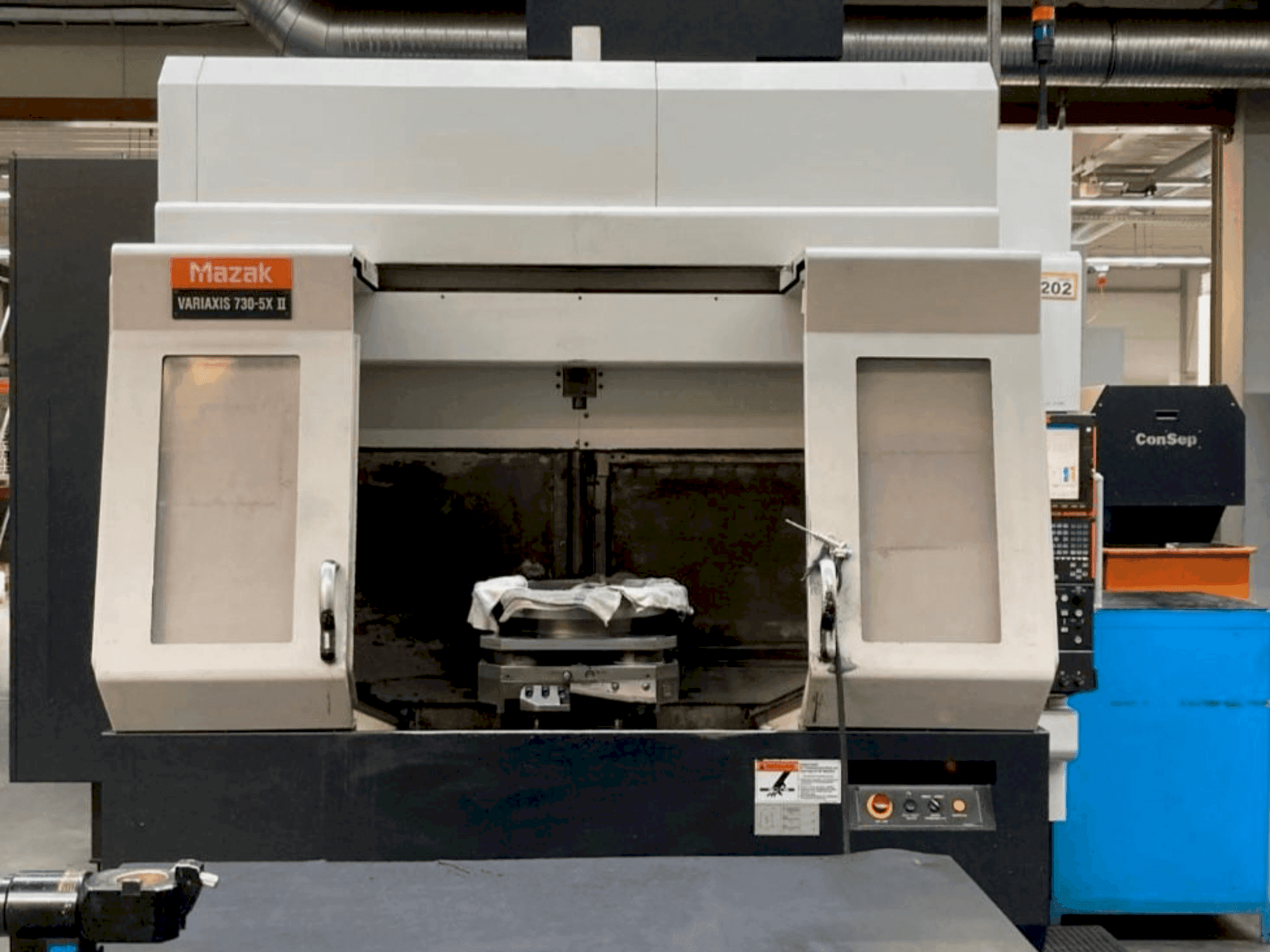 Koneen Mazak VARIAXIS 730/5X II etunäkymä
