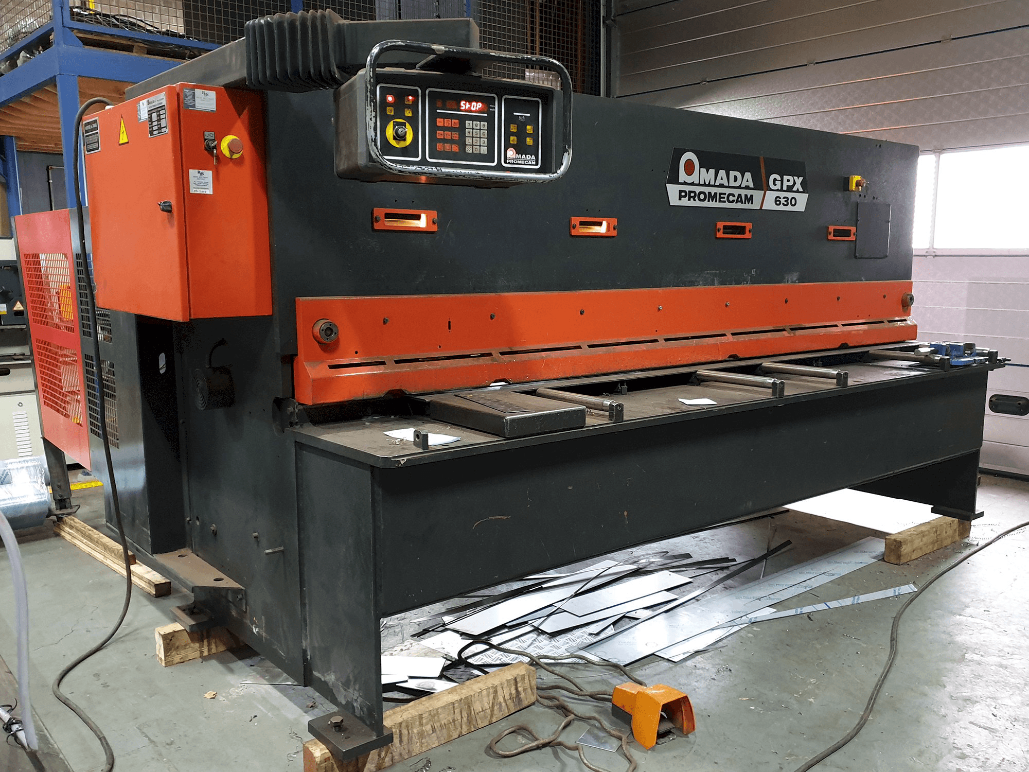 Koneen AMADA vasen näkymä PROMECAM GPX 630