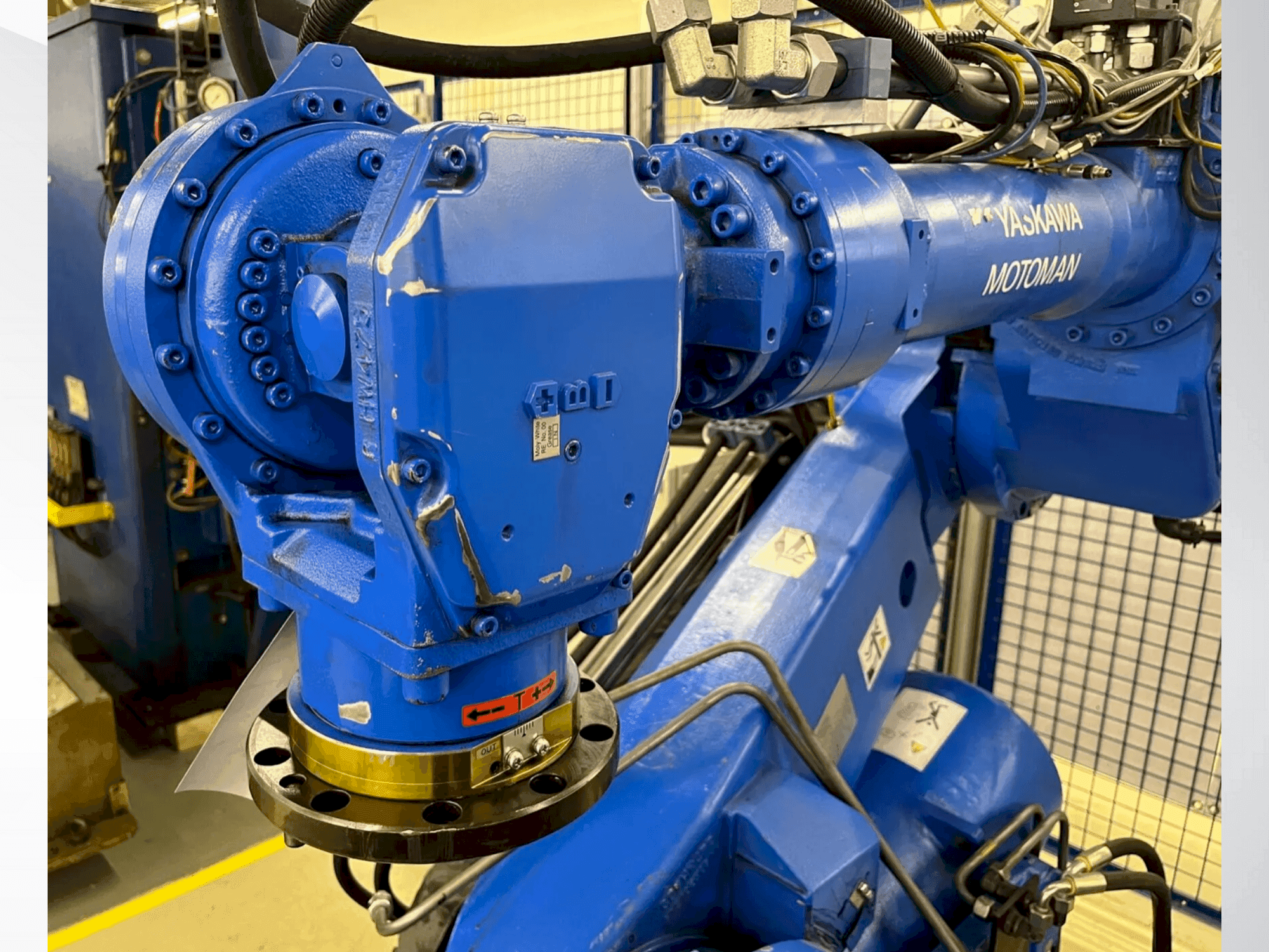Koneen Yaskawa Motoman ES 165D etunäkymä