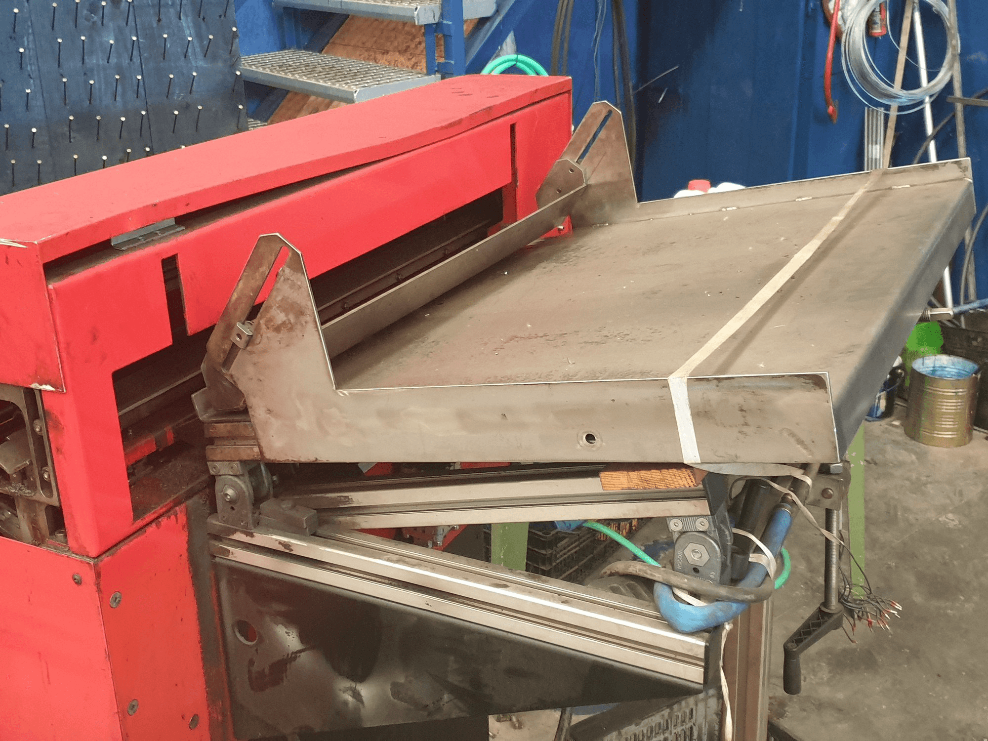 Koneen EMCO LM 800 vasemman sivun näkymä