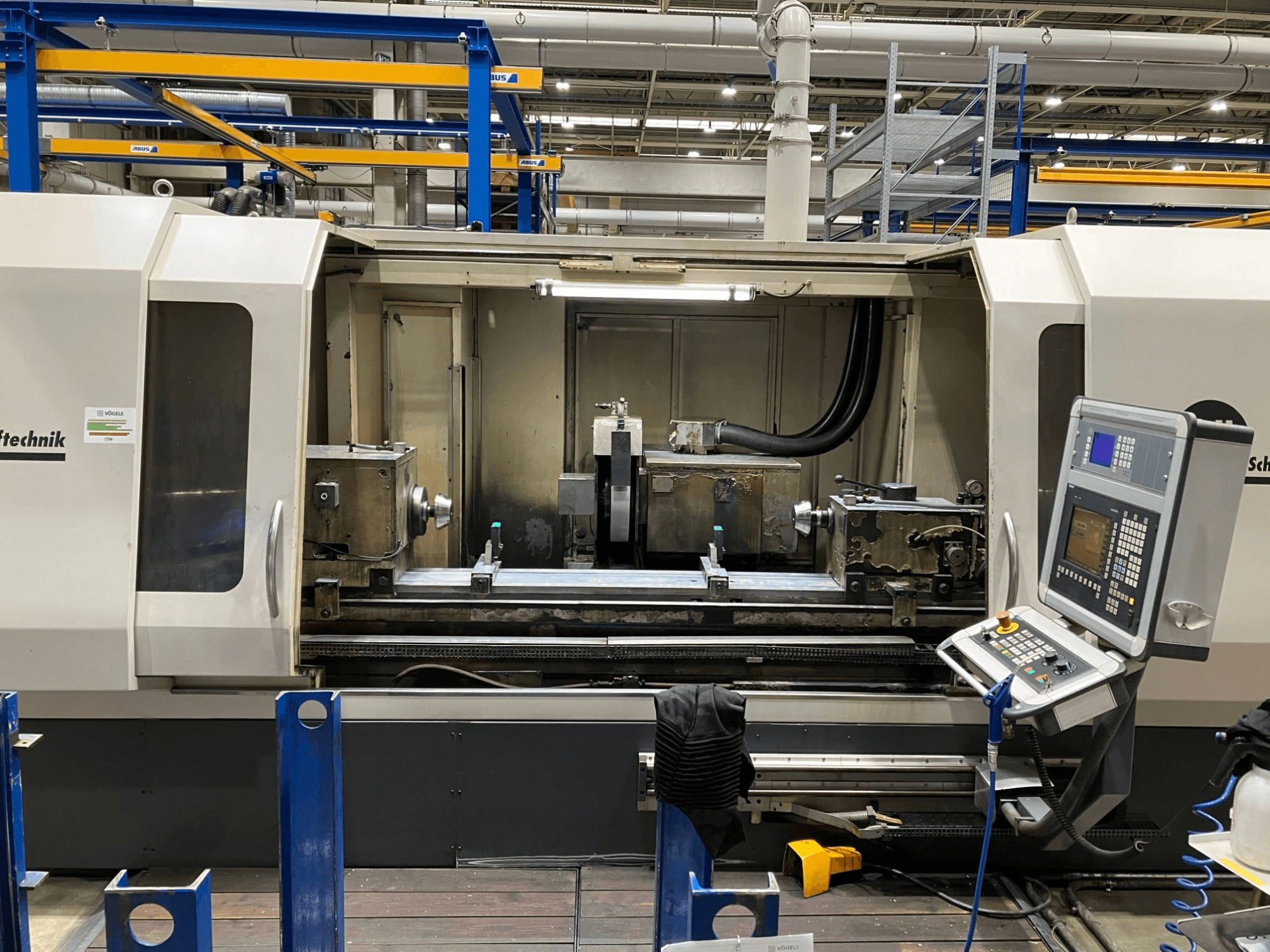 GEIBEL & HOTZ RS 2000 CM-DS -lieriöhiomakone, etukuva ohjauspaneelista ja hionta-alueesta.