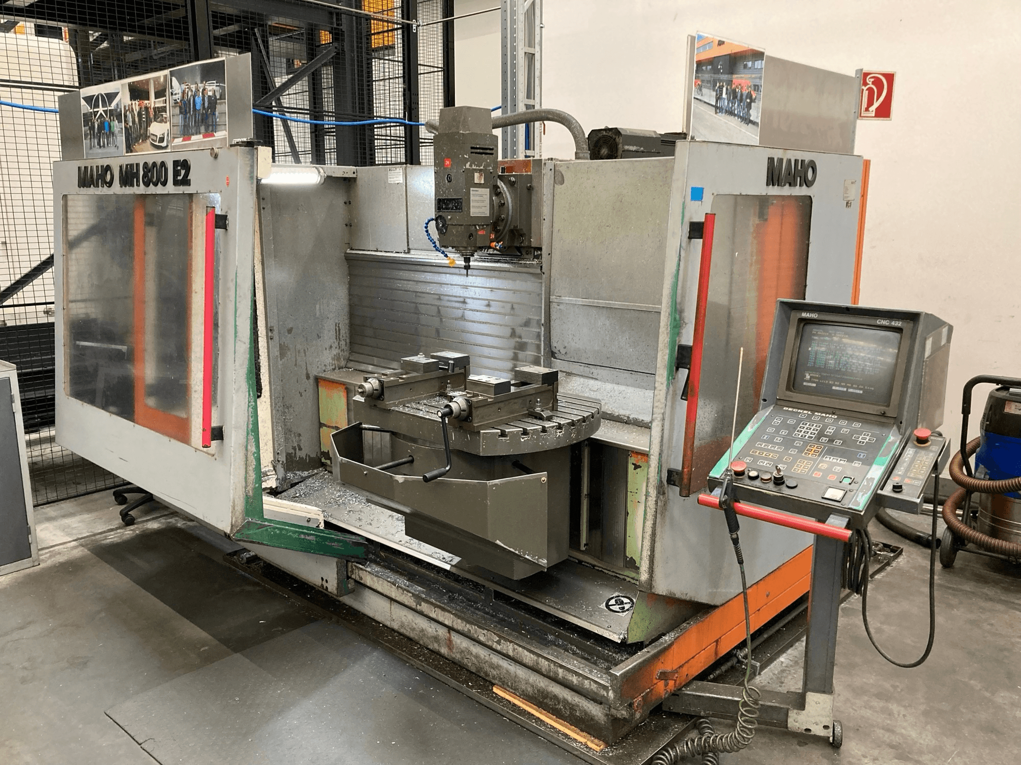Maho MH 800 E2 CNC-jyrsinkone etukuvassa, jossa ohjauspaneeli, kara ja työpöytä näkyvissä.
