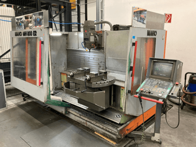 Maho MH 800 E2 CNC-jyrsinkone etukuvassa, jossa ohjauspaneeli, kara ja työpöytä näkyvissä.