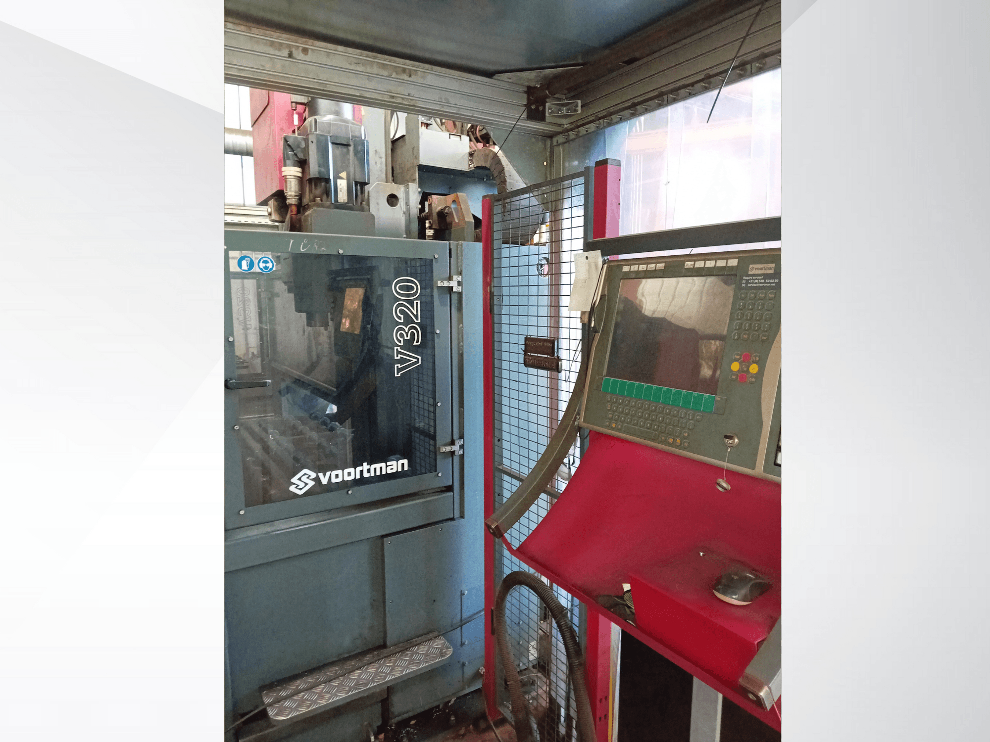 Voortman V320 CNC-koneen etukuva, jossa on ohjauspaneeli painikkeineen, näyttö ja suojaverkkokotelo.