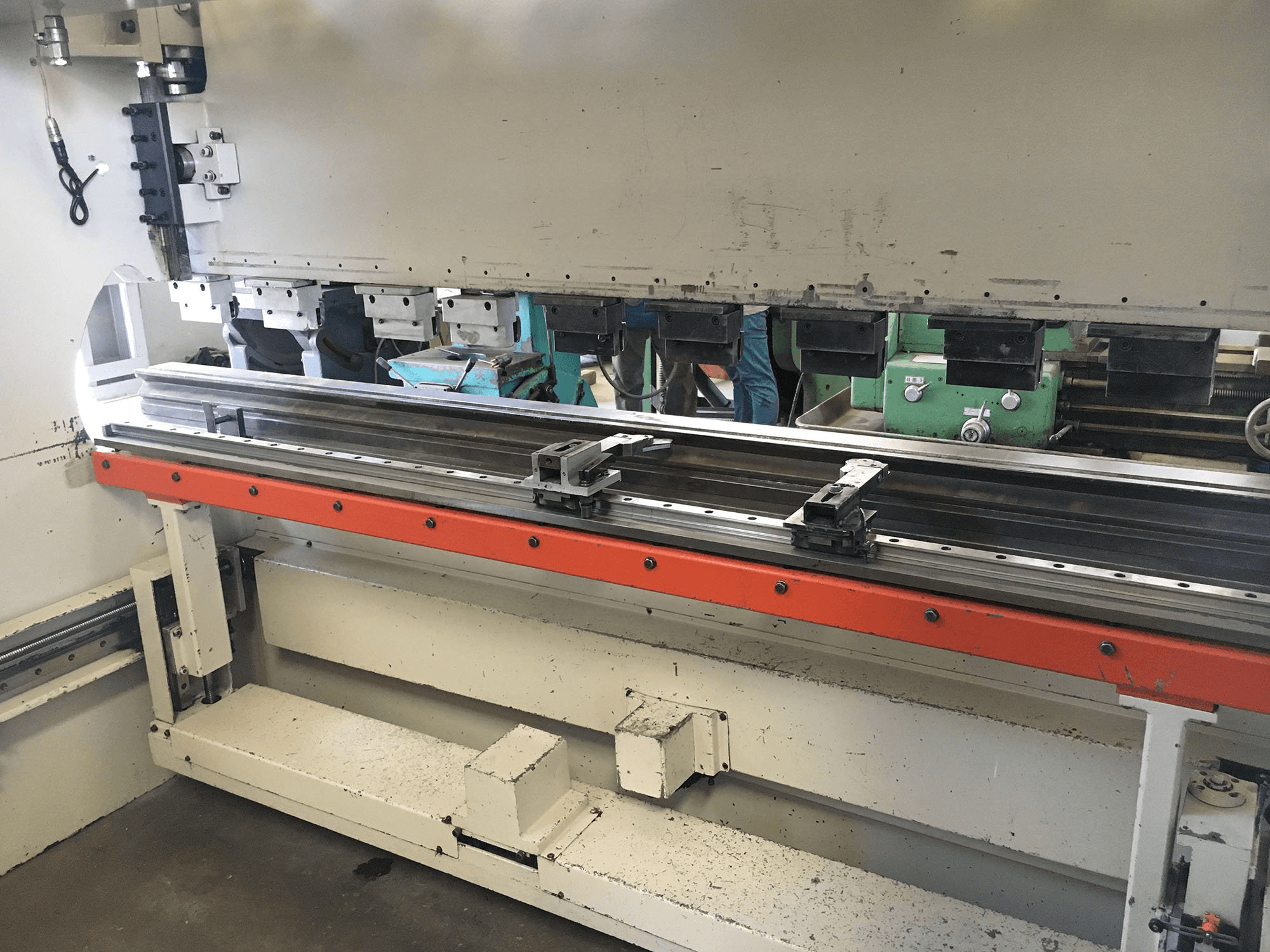Koneen ERMAKSAN työskentelytila CNC HAP 3100x80