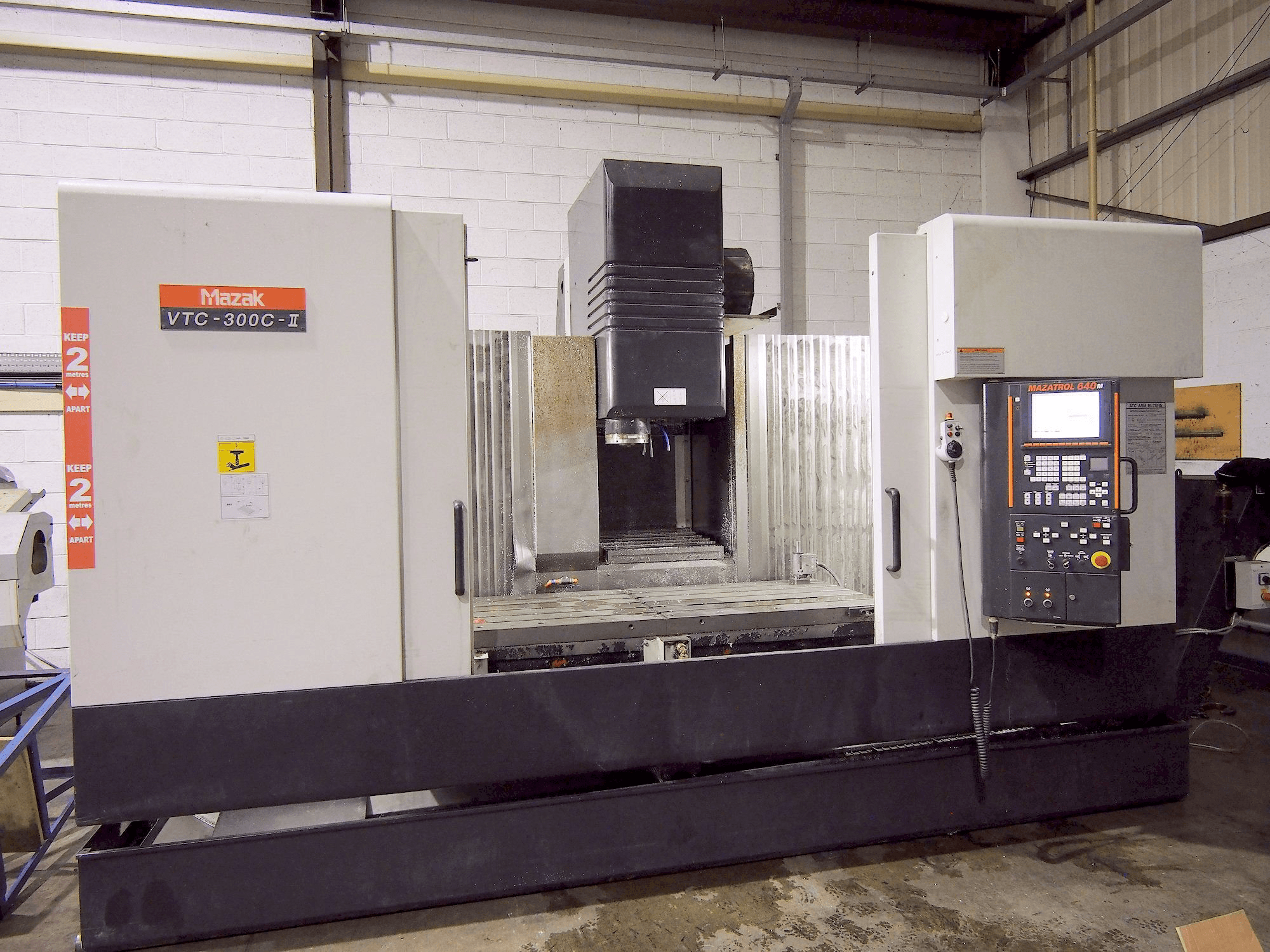 Koneen Mazak VTC-300C-II etunäkymä