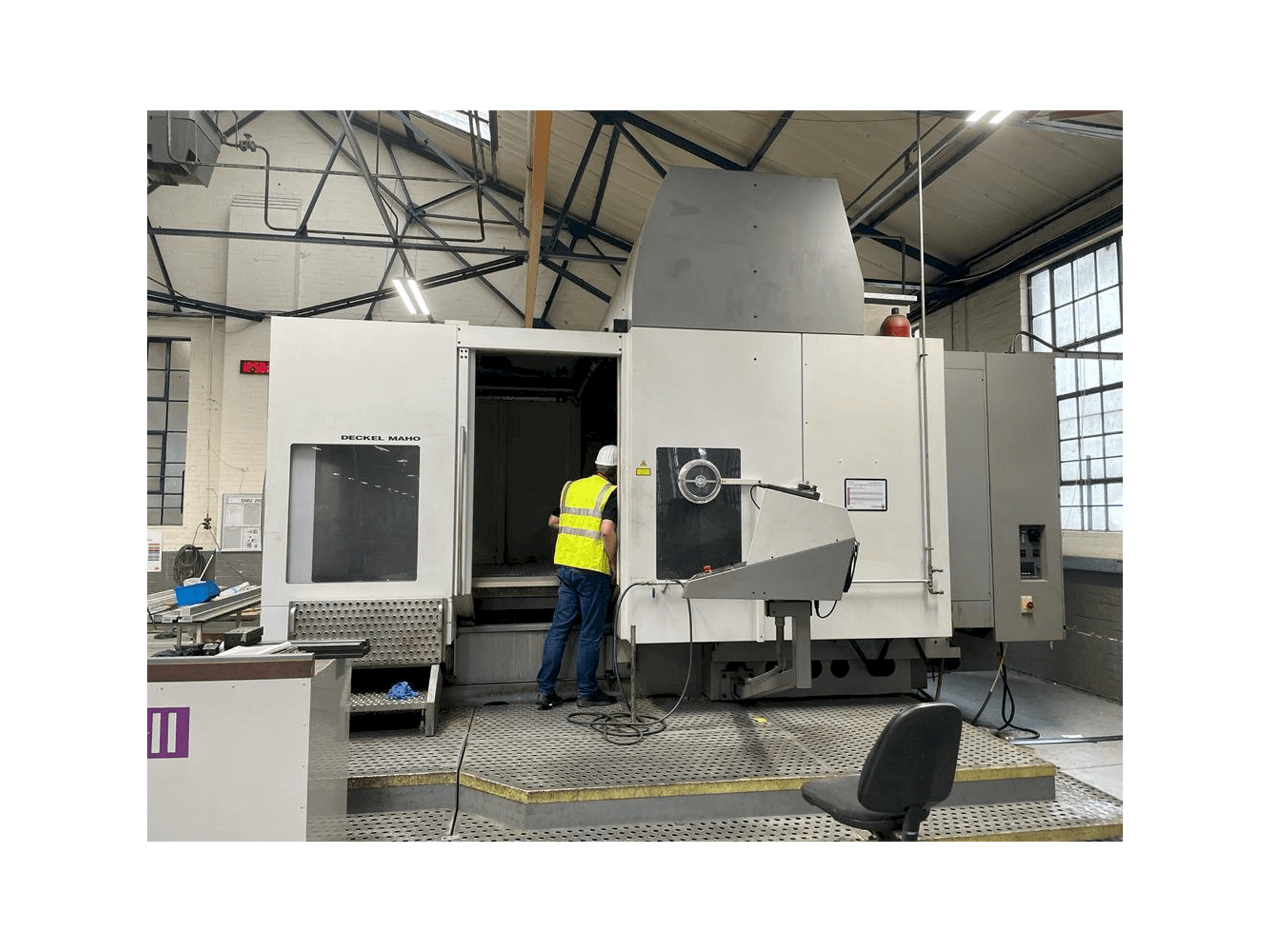 Koneen DECKEL MAHO DMU 200T etunäkymä
