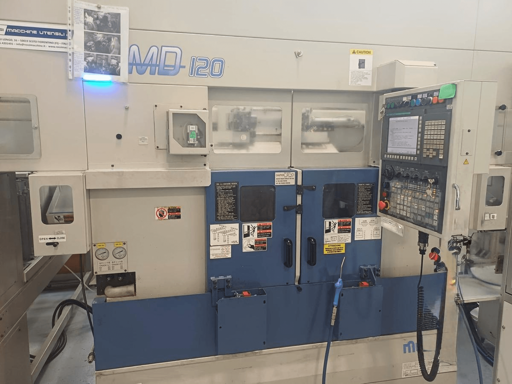 Vaakasuora sorvauskone MURATEC MD 120, etukuva, jossa näkyy ohjauspaneeli, ovi ja painemittarit.