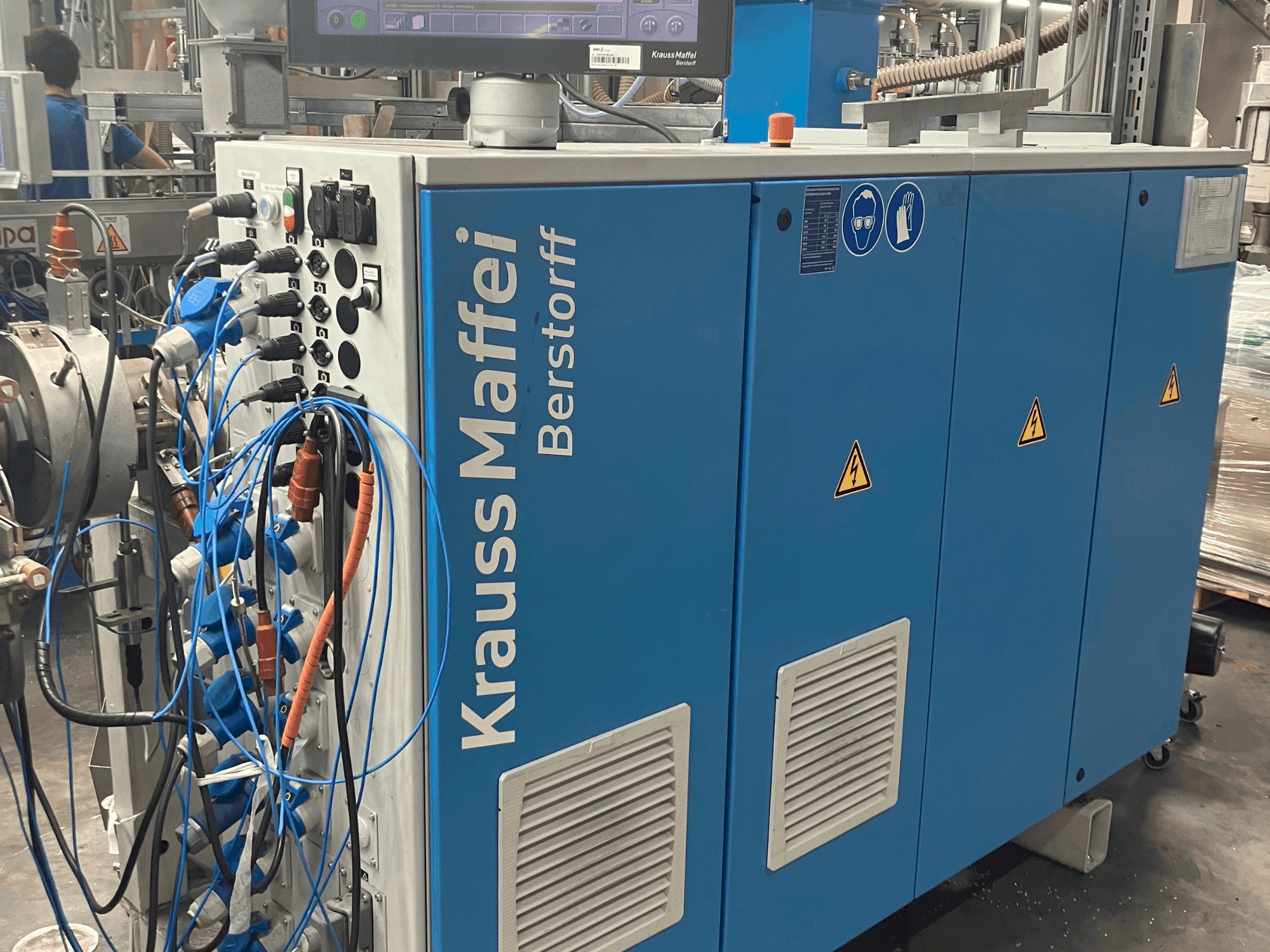 Koneen Krauss Maffei KME 45 XS etunäkymä
