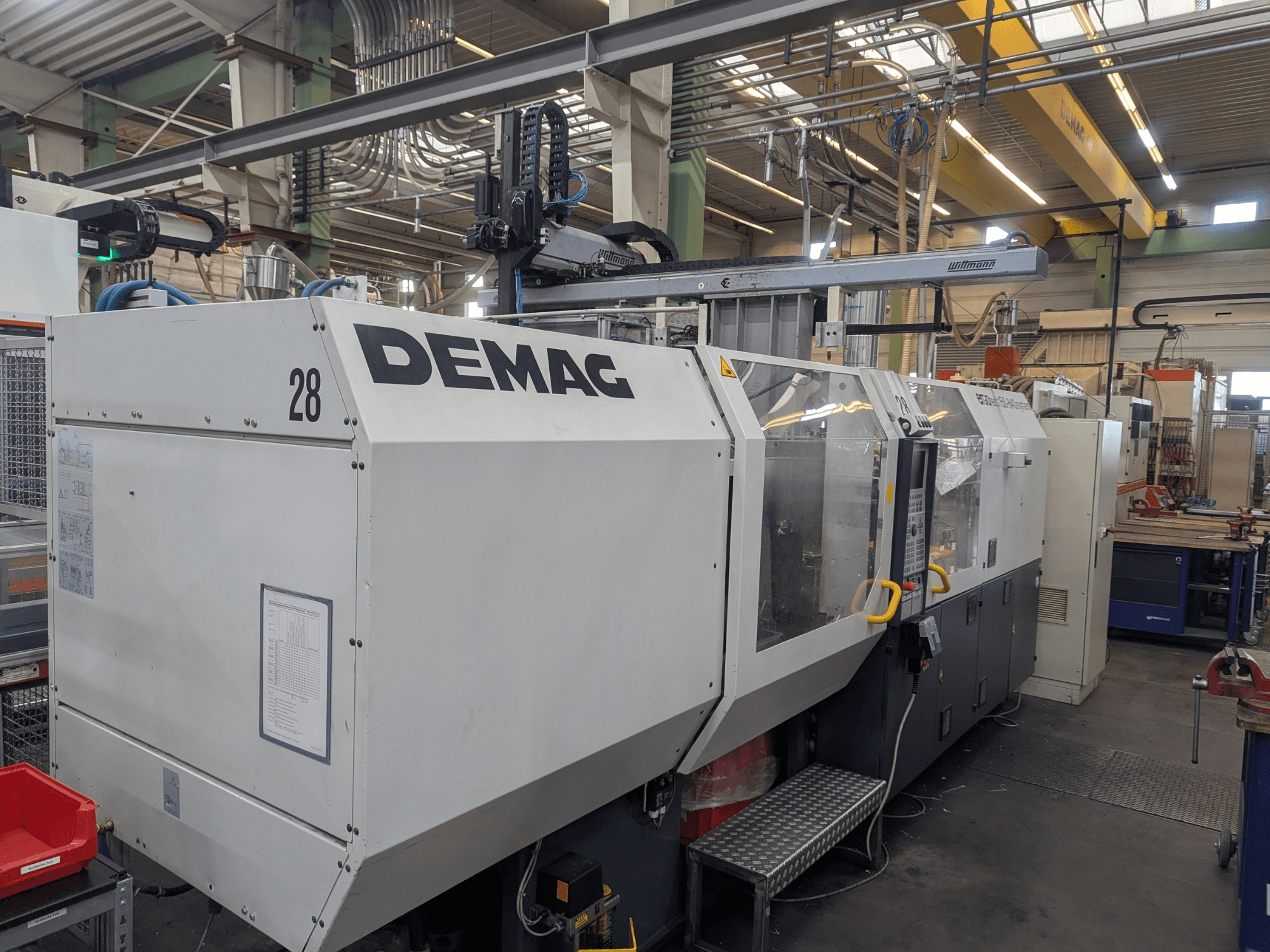 Etukuva DEMAG ERGOTECH 1500-840 hydraulisesta ruiskuvalukoneesta, jossa esitellään hallintalaitteet ja turvallisuusominaisuudet.