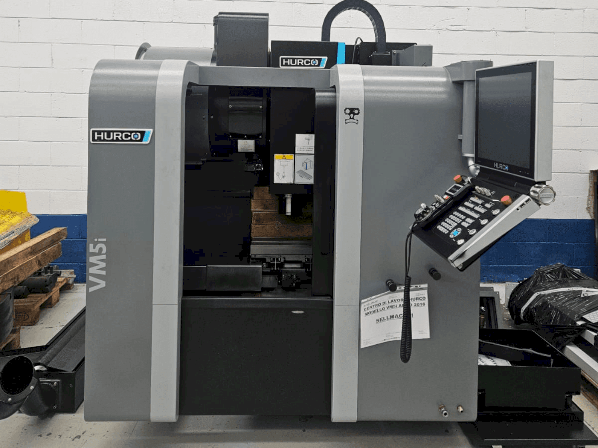 Koneen Hurco VM5i etunäkymä