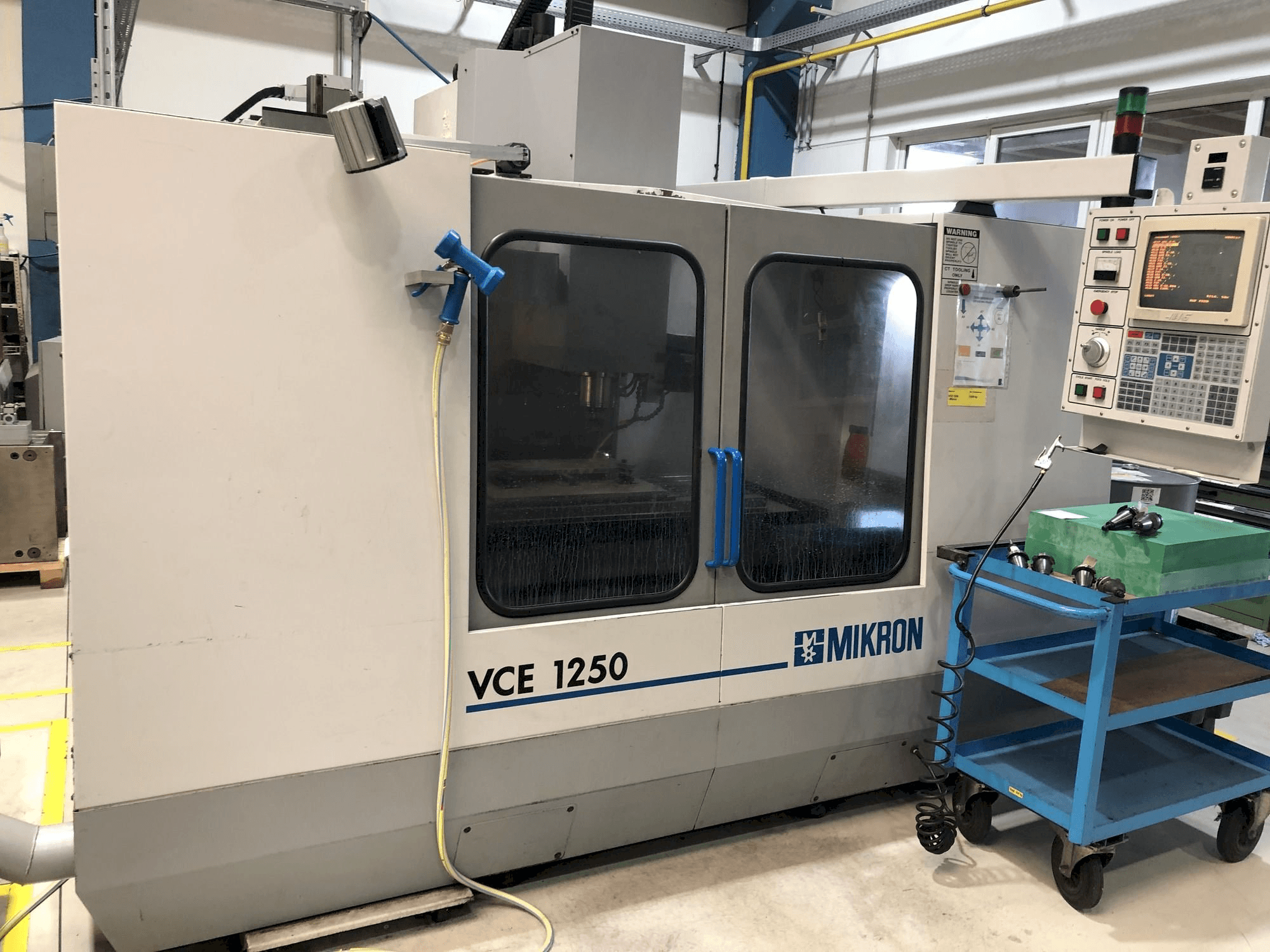 Koneen MIKRON VCE 1250 etunäkymä