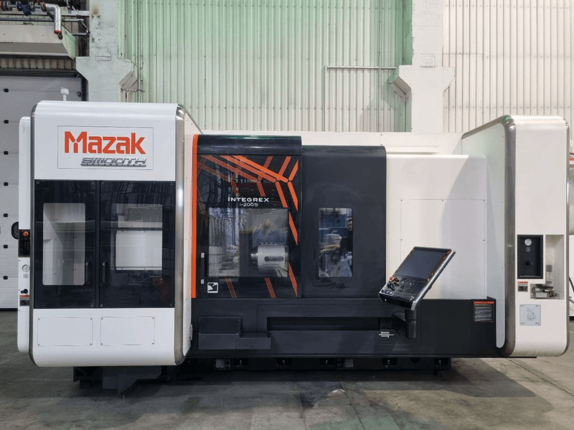Mazak INTEGREX i-200 S -sorvausjyrsinkeskus, etukuva, jossa on ohjauspaneeli ja suuri ikkuna, josta on näkyvyys työstöalueelle.