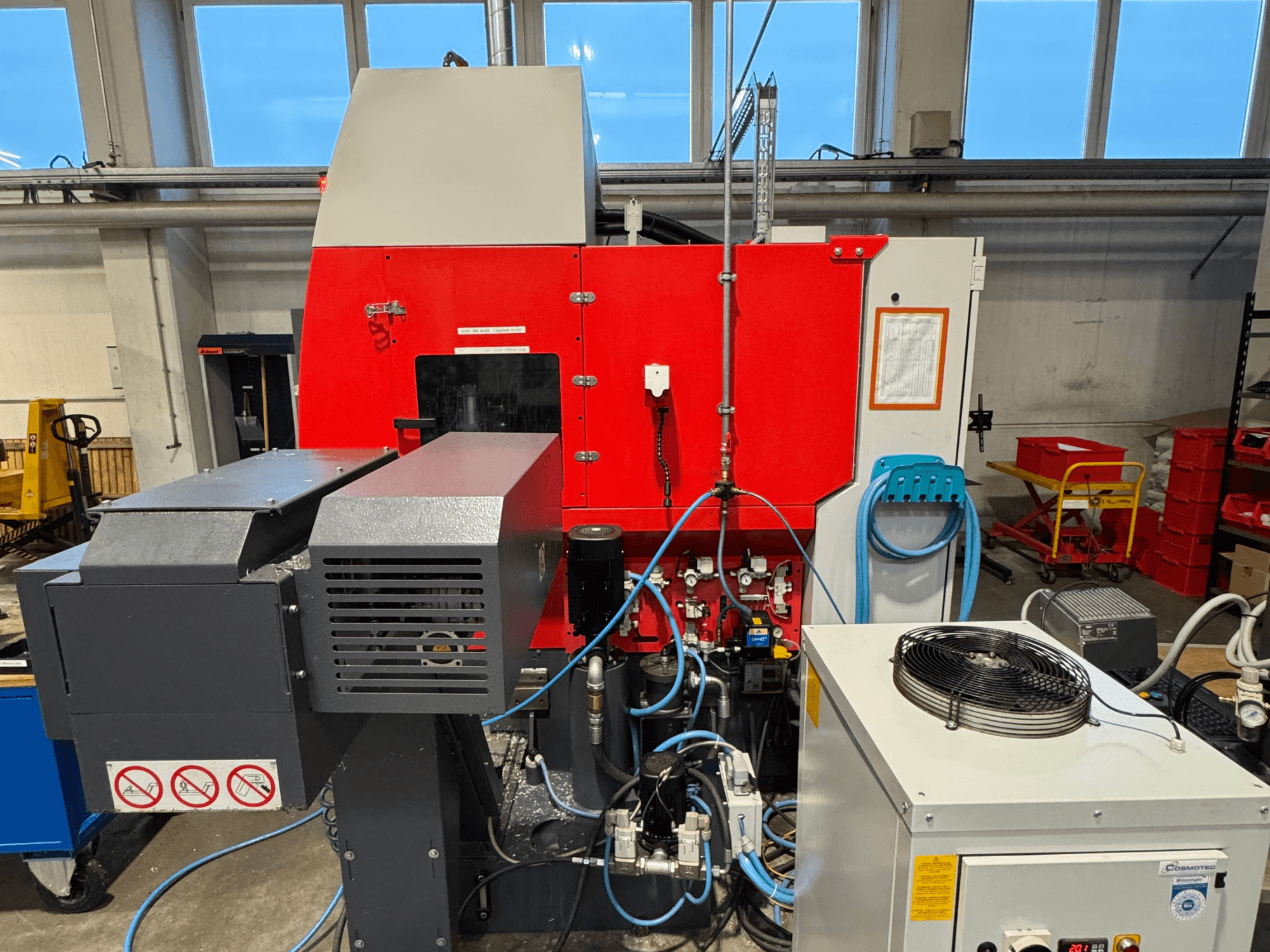 EMCO MAXXMILL 350 -pystytyöstökeskus, etukuva, jossa näkyvät monimutkaiset koneet ja ohjauspaneelin yksityiskohdat.