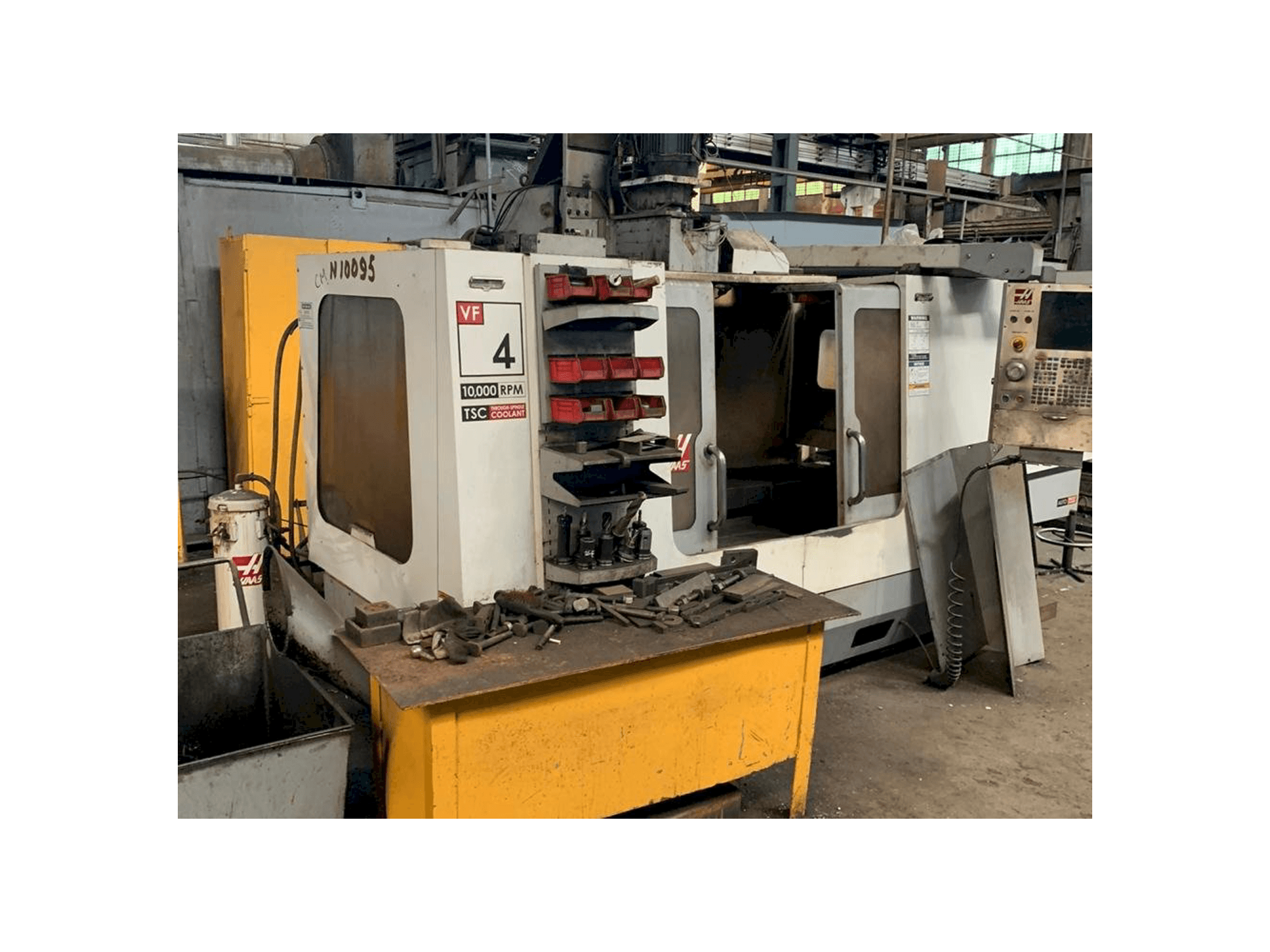 Koneen HAAS VF-4 etunäkymä