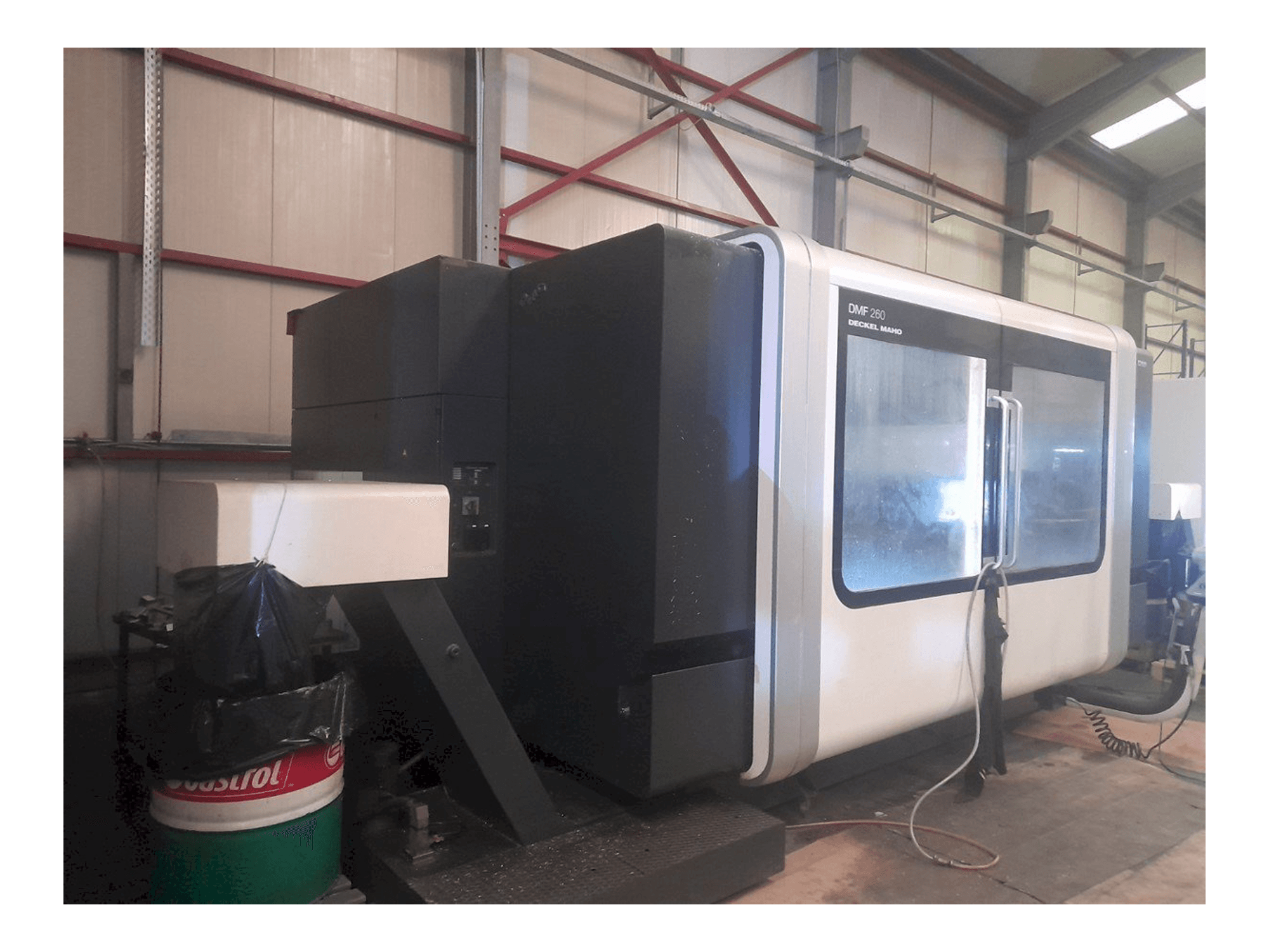 Koneen DECKEL MAHO DMF 260 vasemman sivun näkymä