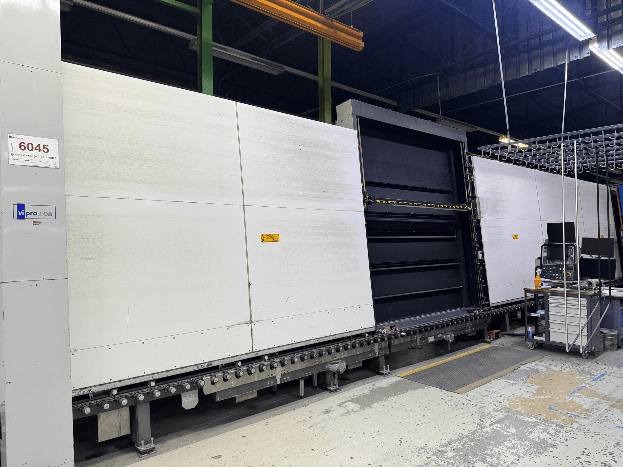 Vipro-muottikoneen etukuva avoimella paneelilla, jossa näkyvät käyttölaitteet ja niiden vieressä oleva työtila. Malli 6045.