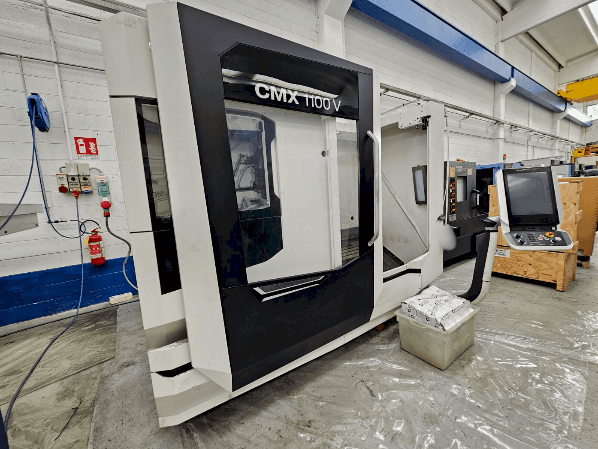 Koneen DMG MORI CMX 1100V etunäkymä