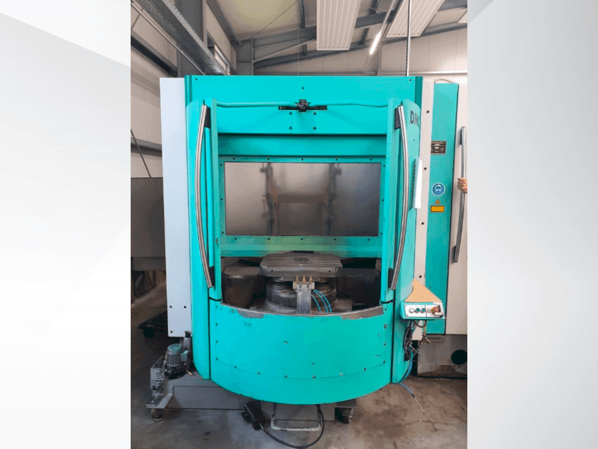 Koneen DECKEL MAHO DMC 60H hi-dyn etunäkymä