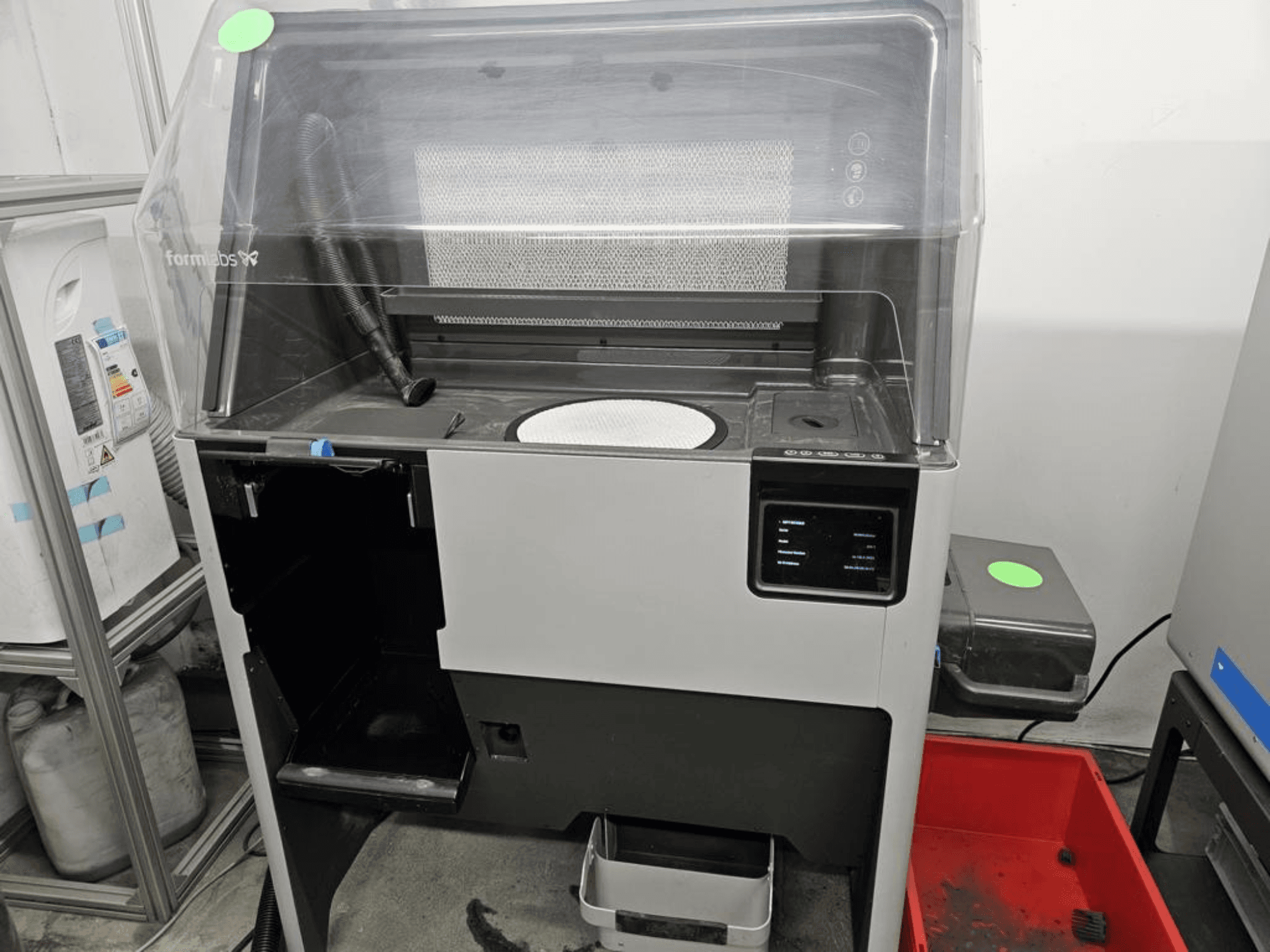 FORMLABS Fuse 1 + 30W -muovinen 3D-tulostin, etunäkymä, jossa näkyvät kosketusnäytön hallintalaitteet ja irrotettava alusta.
