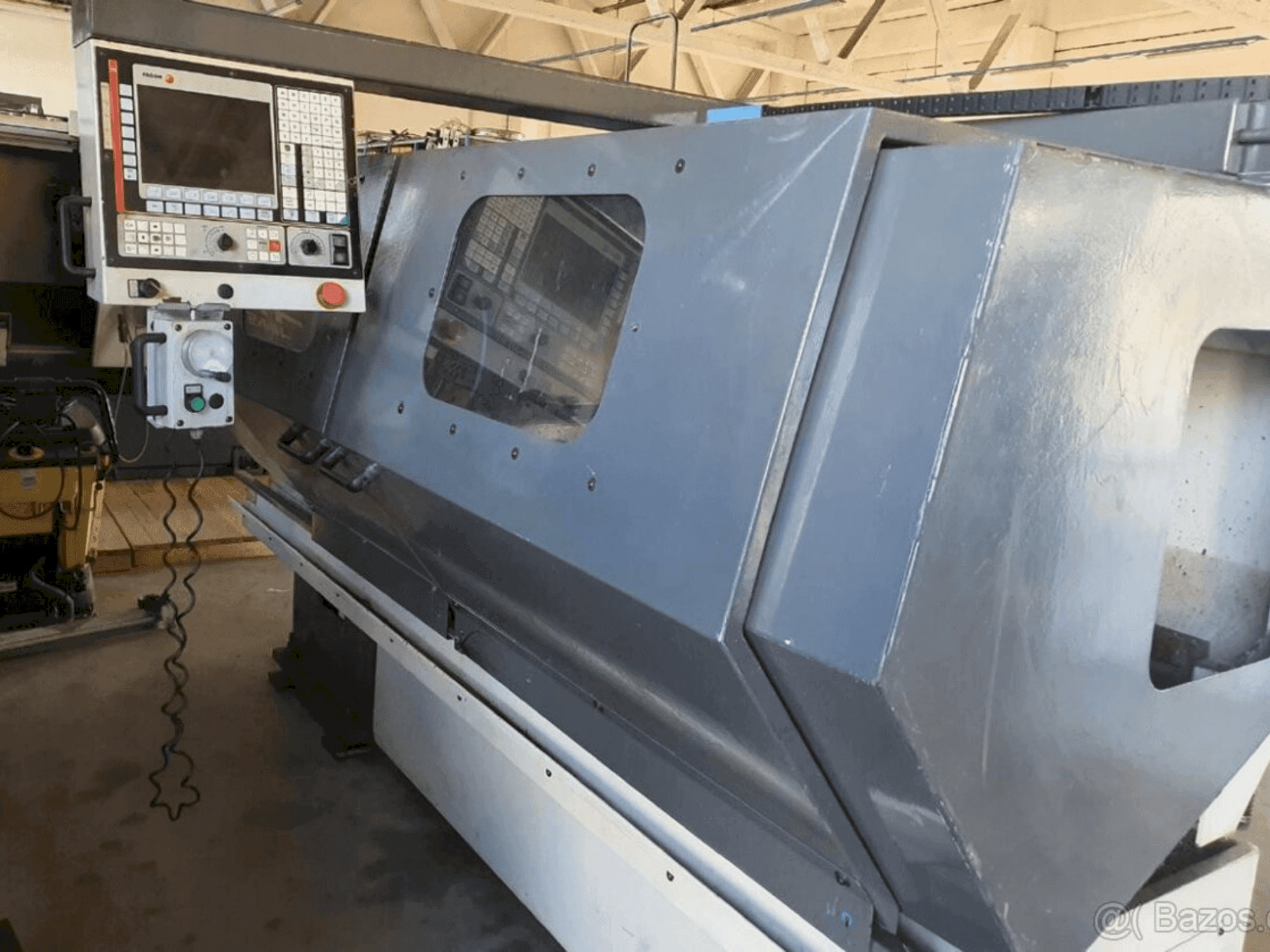 Koneen Pinacho Taurus 260 (2000) etunäkymä