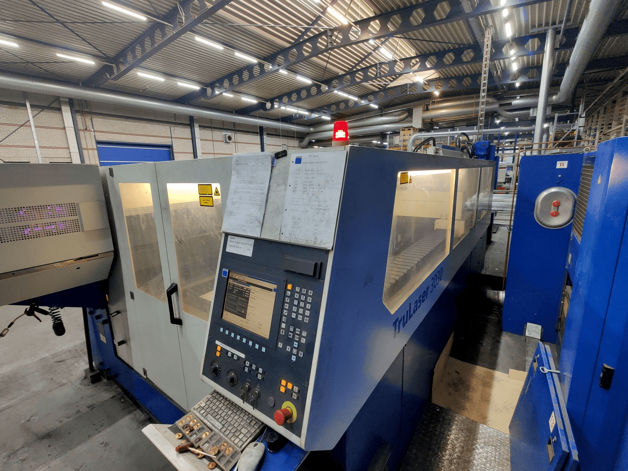 Koneen Trumpf TruLaser 3030 etunäkymä