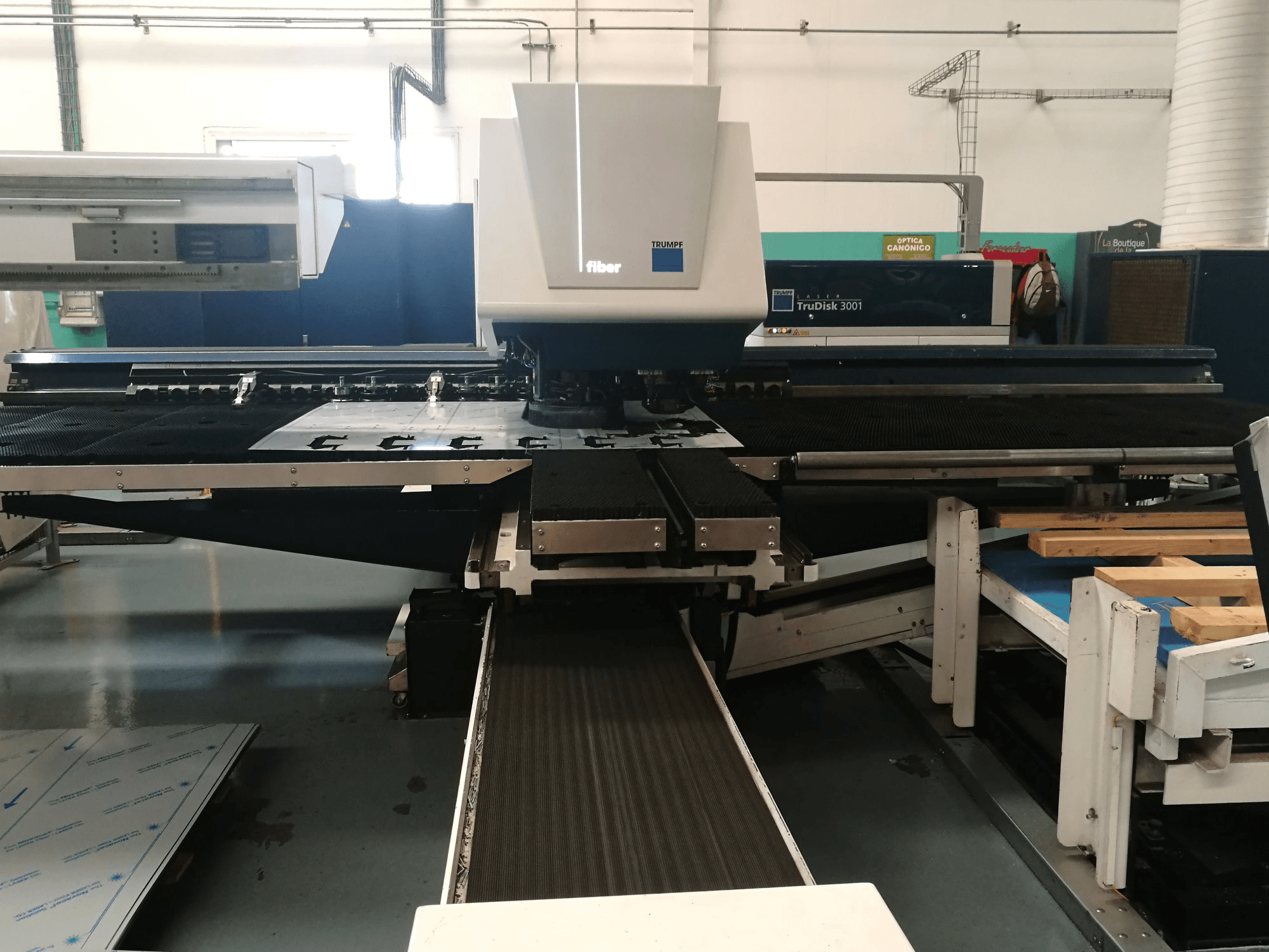Koneen Trumpf etunäkymäTruMatic 3000 fiber (K04)