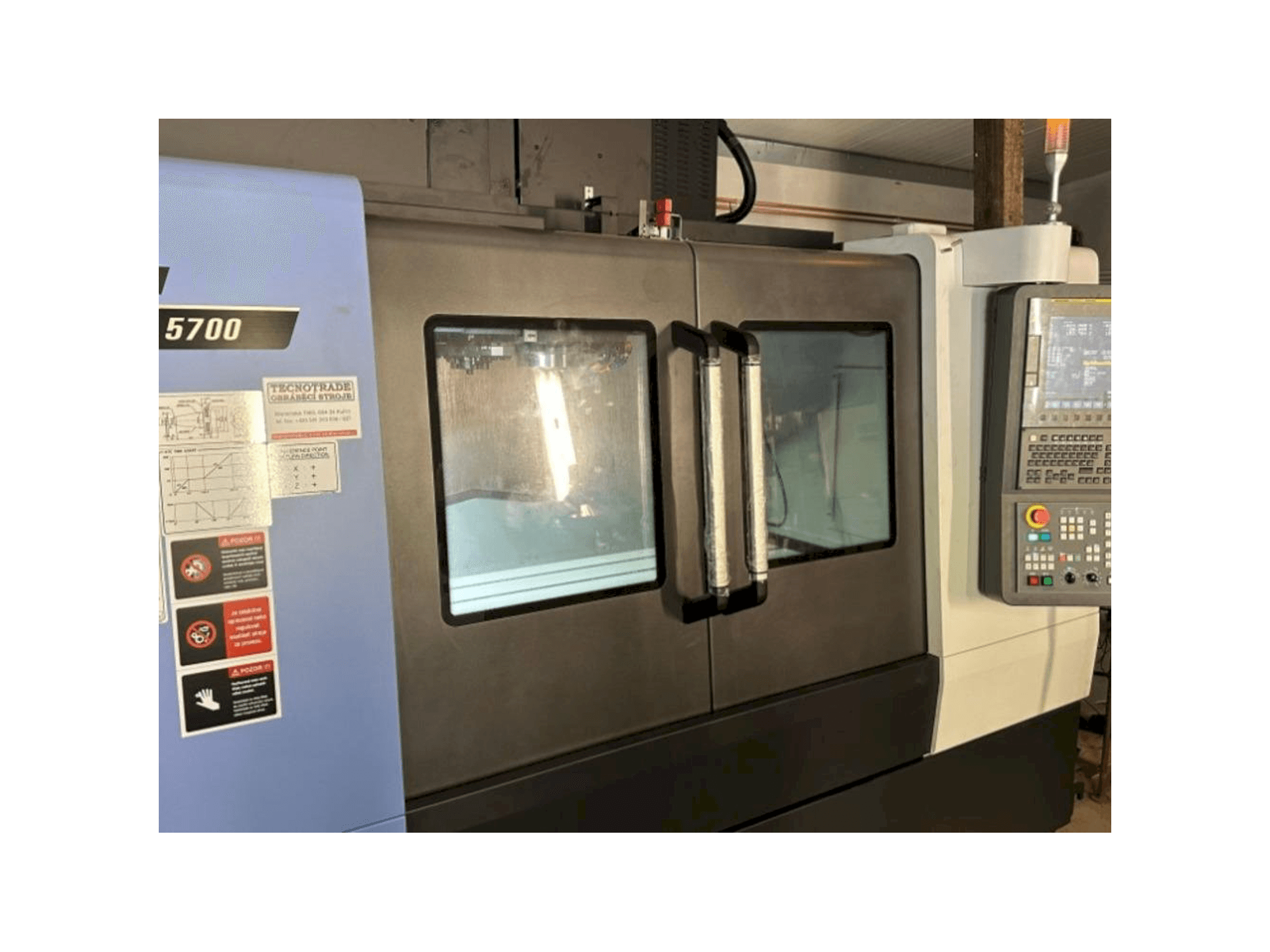 Koneen DOOSAN DNM 5700 etunäkymä