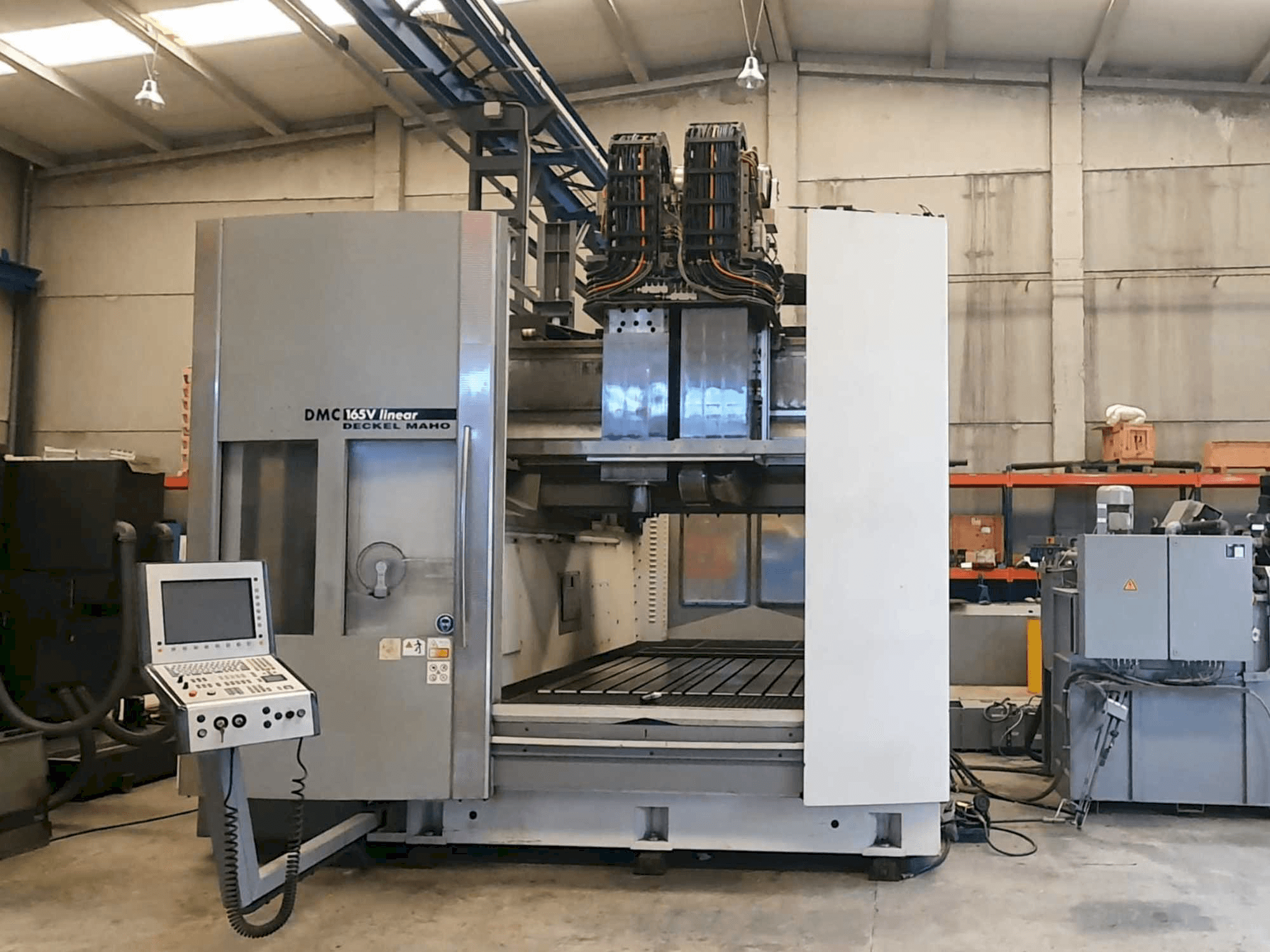 Koneen DECKEL MAHO DMC 165V Linear etunäkymä