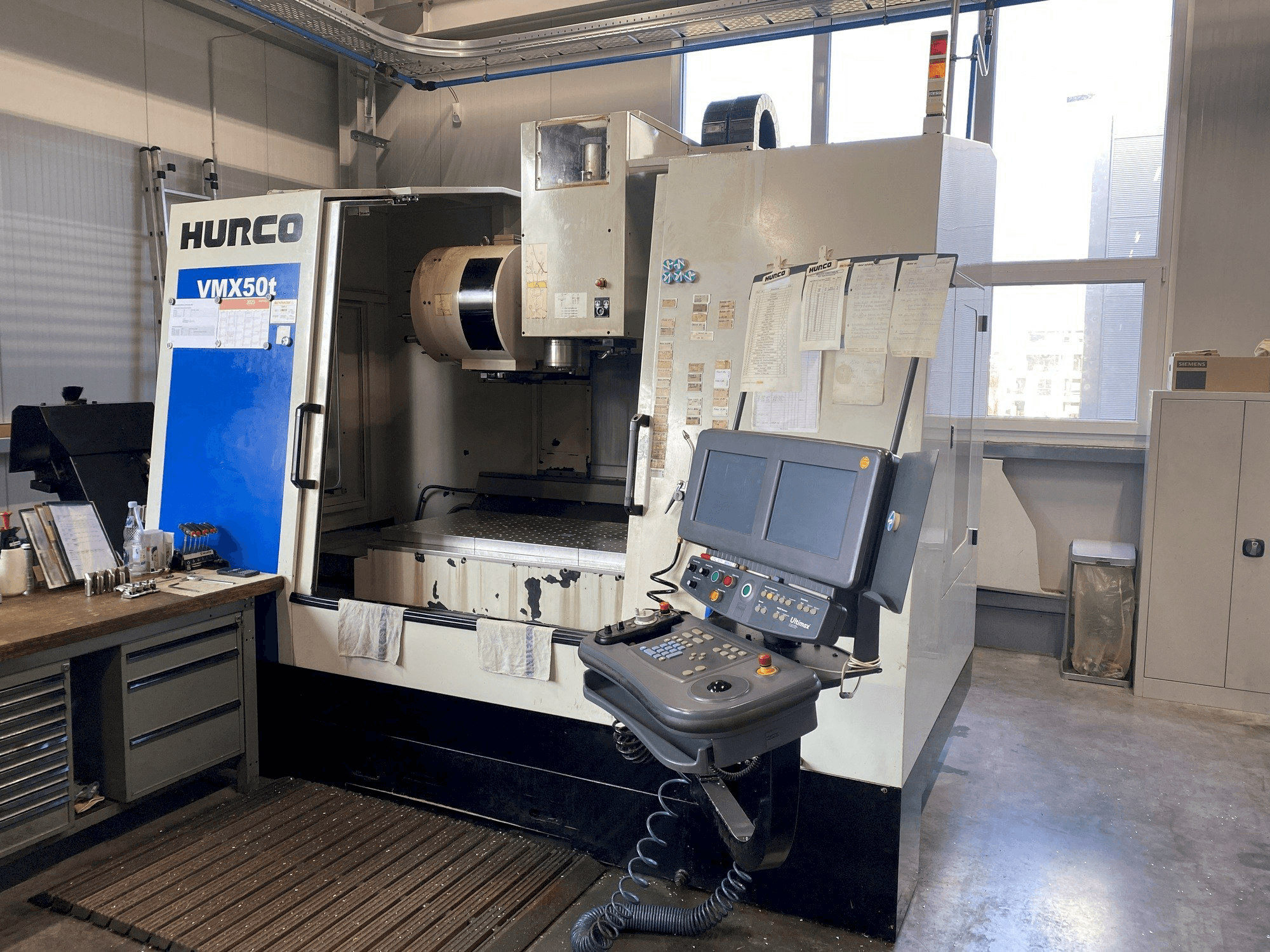 Koneen Hurco VMX 50/40T etunäkymä