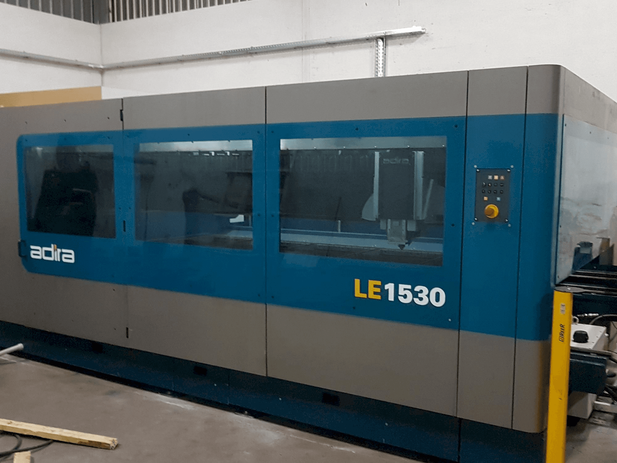 Koneen ADIRA Le1530 etunäkymä