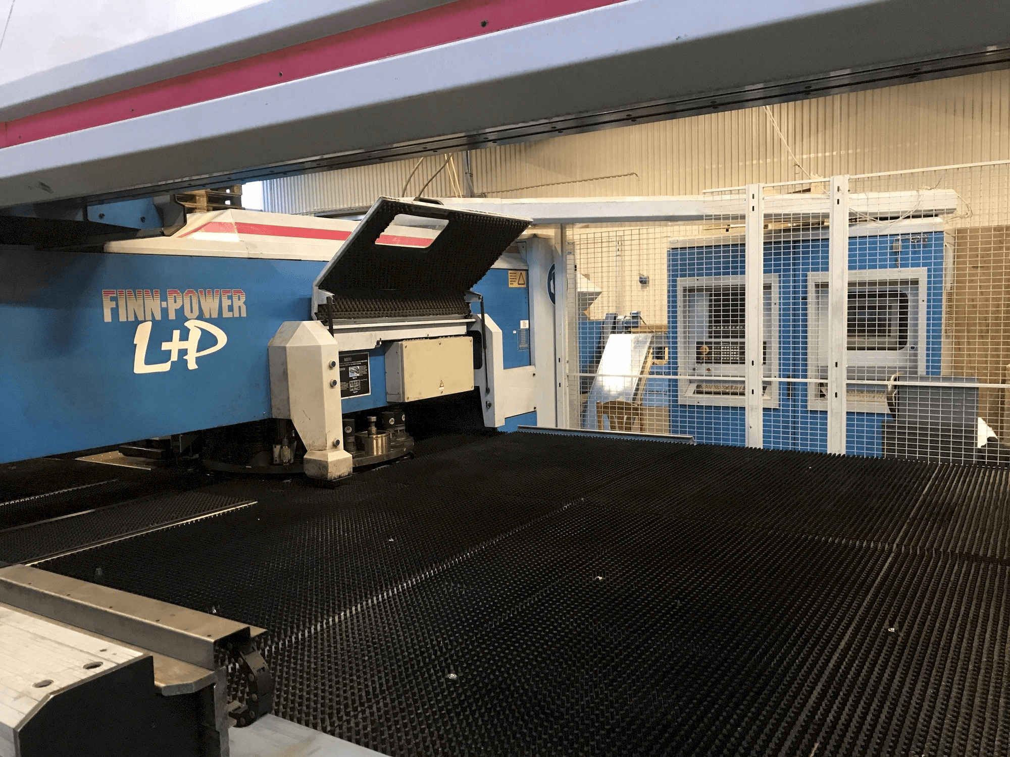 Koneen Finn-Power LP6 etunäkymä