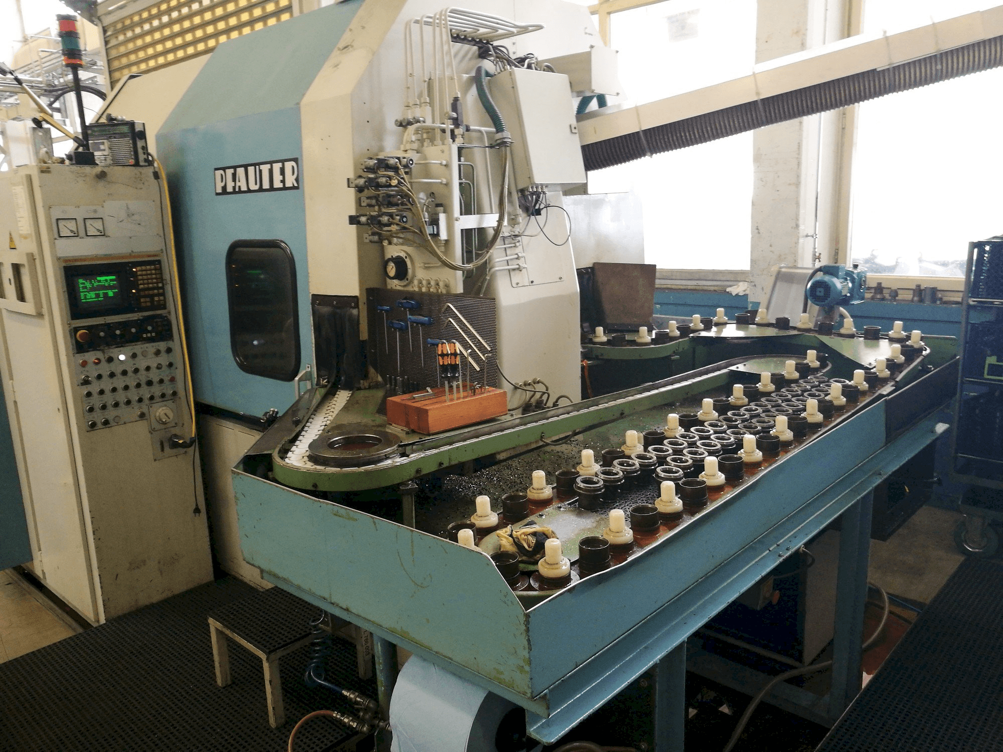 Koneen Pfauter PA 320 NC etunäkymä