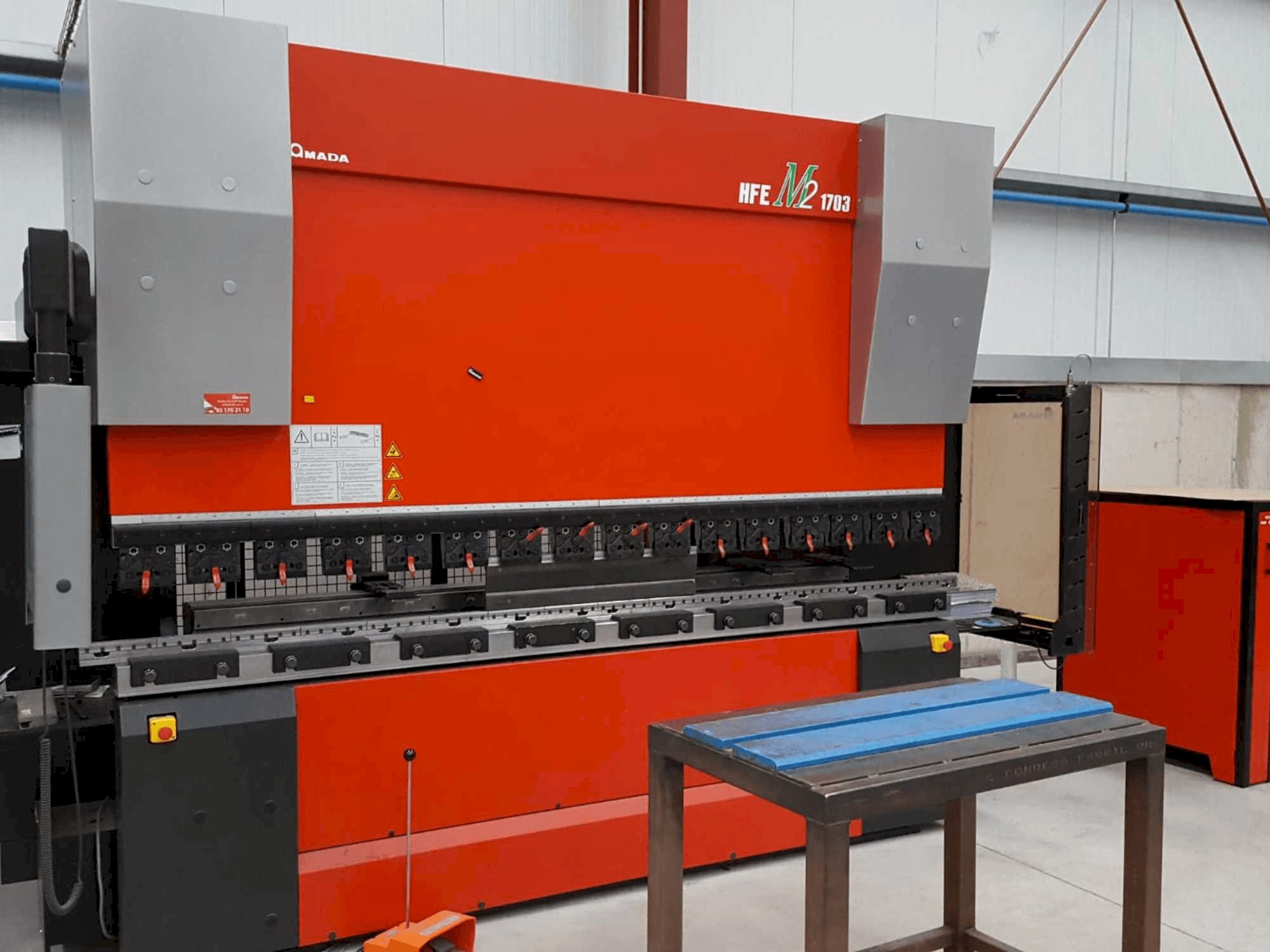 Koneen AMADA HFE M2-EVO 1703 etunäkymä