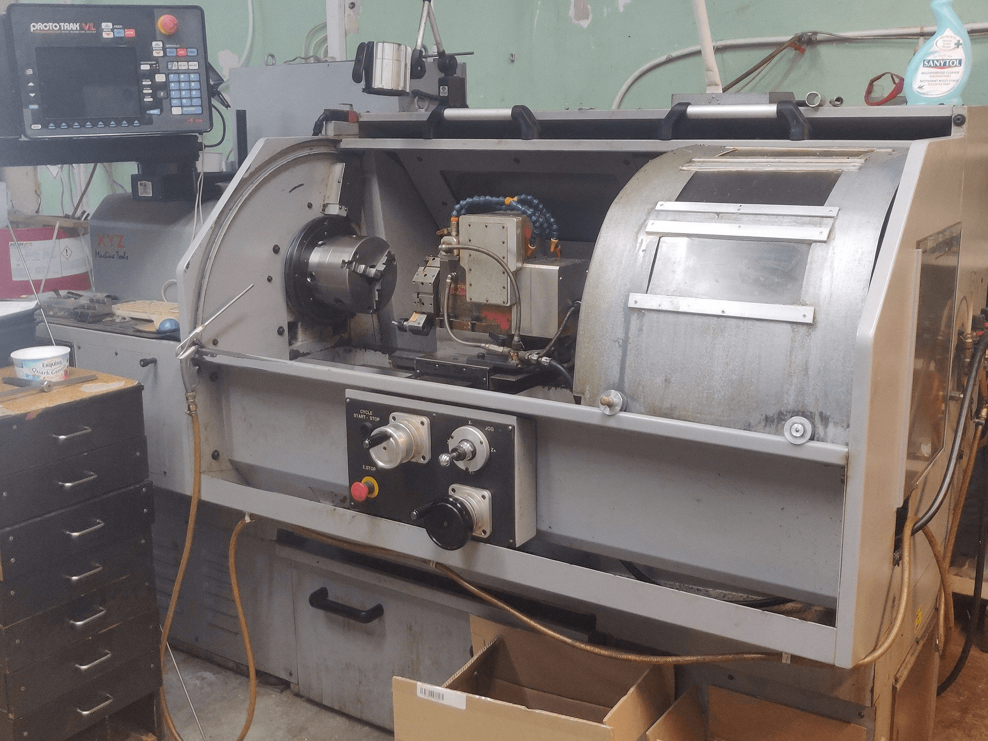 Koneen XYZ VL355 vasemman sivun näkymä